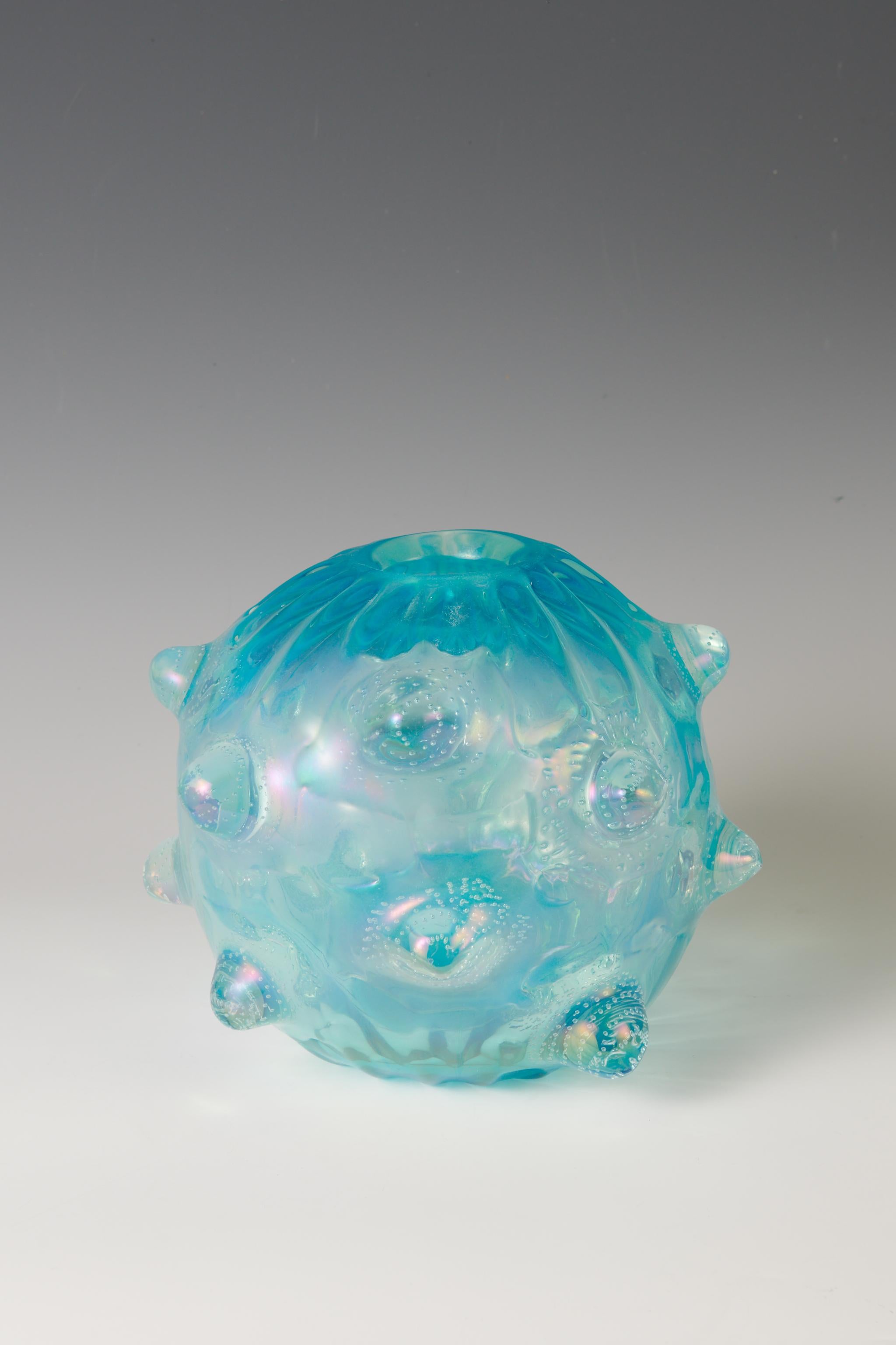 Ercole Barovier (1889-1972). Gran jarrón troncocónico de la serie Mugnoni, de vidrio soplado pesado con aplicaciones de burbujas sumergidas. Superficie totalmente iridiscente. Color muy raro.