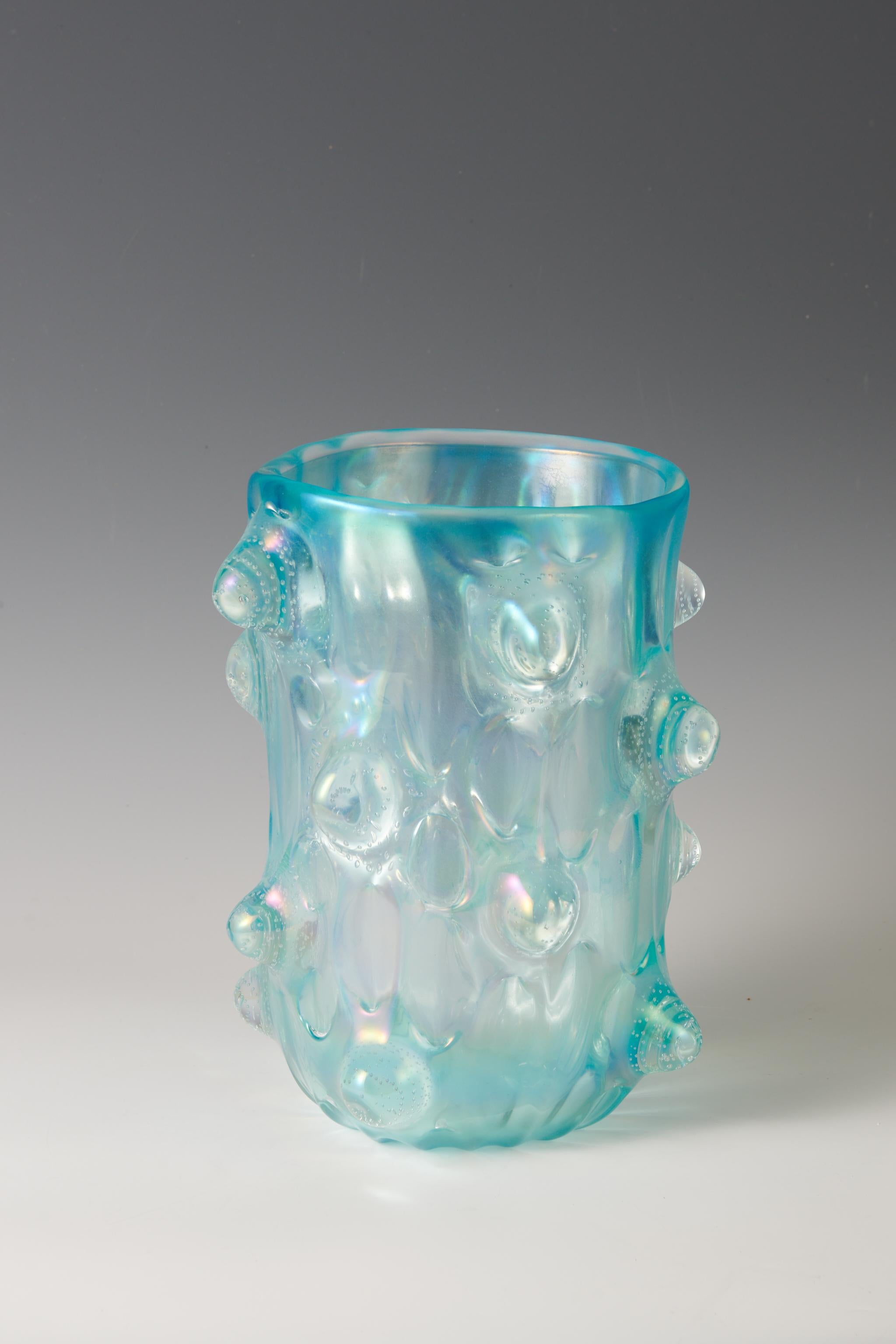 Ercole Barovier (1889-1972). Un grande vaso a forma di tronco di cono della serie Mugnoni in vetro soffiato pesante con applicazioni di bolle sommerse. Superficie completamente iridata. Colore molto raro.