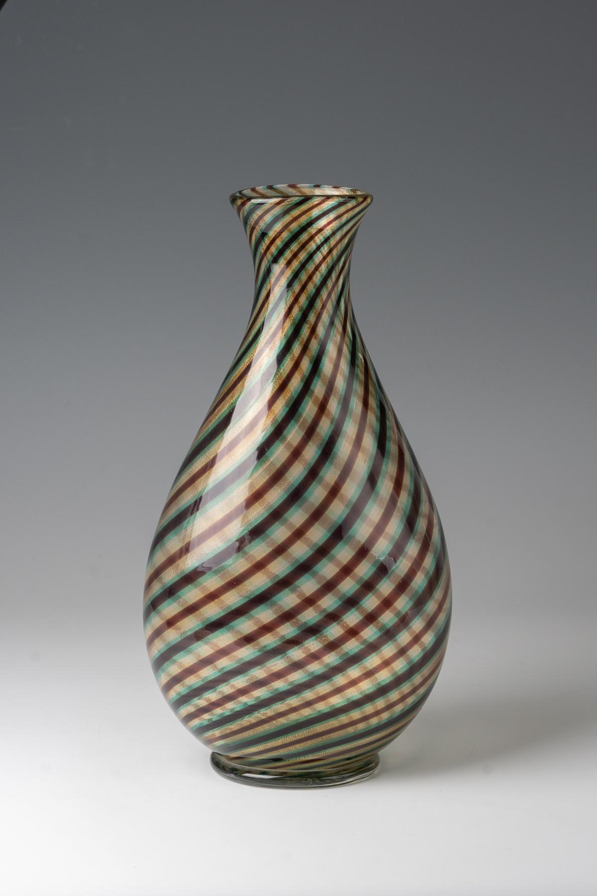 Barovier&Toso Murano. Vaso Spira Aurata

Vaso a forma di goccia della serie. Spira Aurata a sezione ovale in vetro soffiato a bocca con decorazione tubolare policroma a spirale, piede attaccato.

Firma a punta Barovier&Toso Murano

Il resto di una