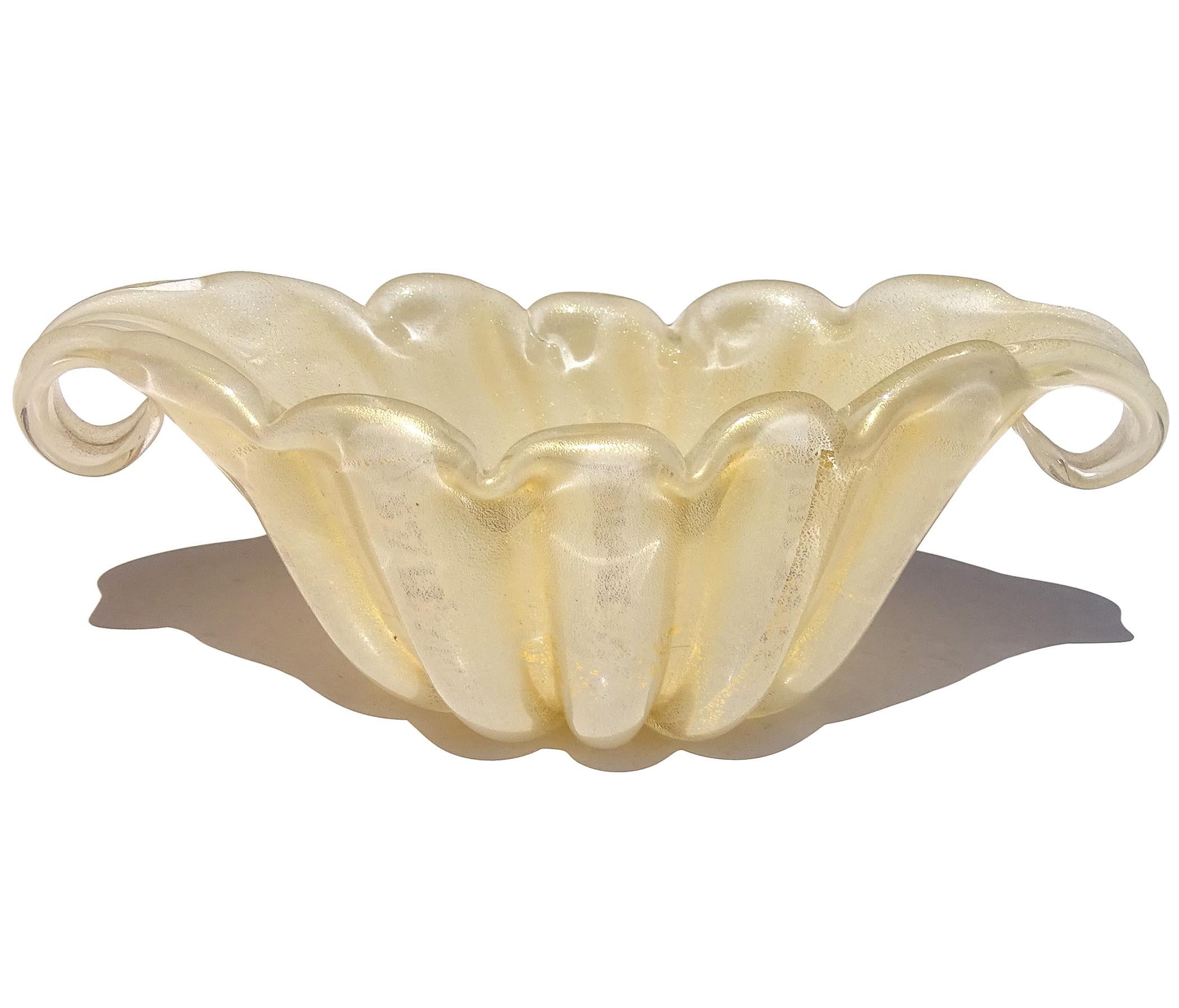 Schöne Vintage Murano mundgeblasenen weißen und goldenen Flecken italienischen Kunstglas Jakobsmuschel und ausgestelltem Rand dekorative Schale. Dokumentiert für den Designer Ercole Barovier, für die Firma Barovier e Toso. Sie ist aus opalweißem