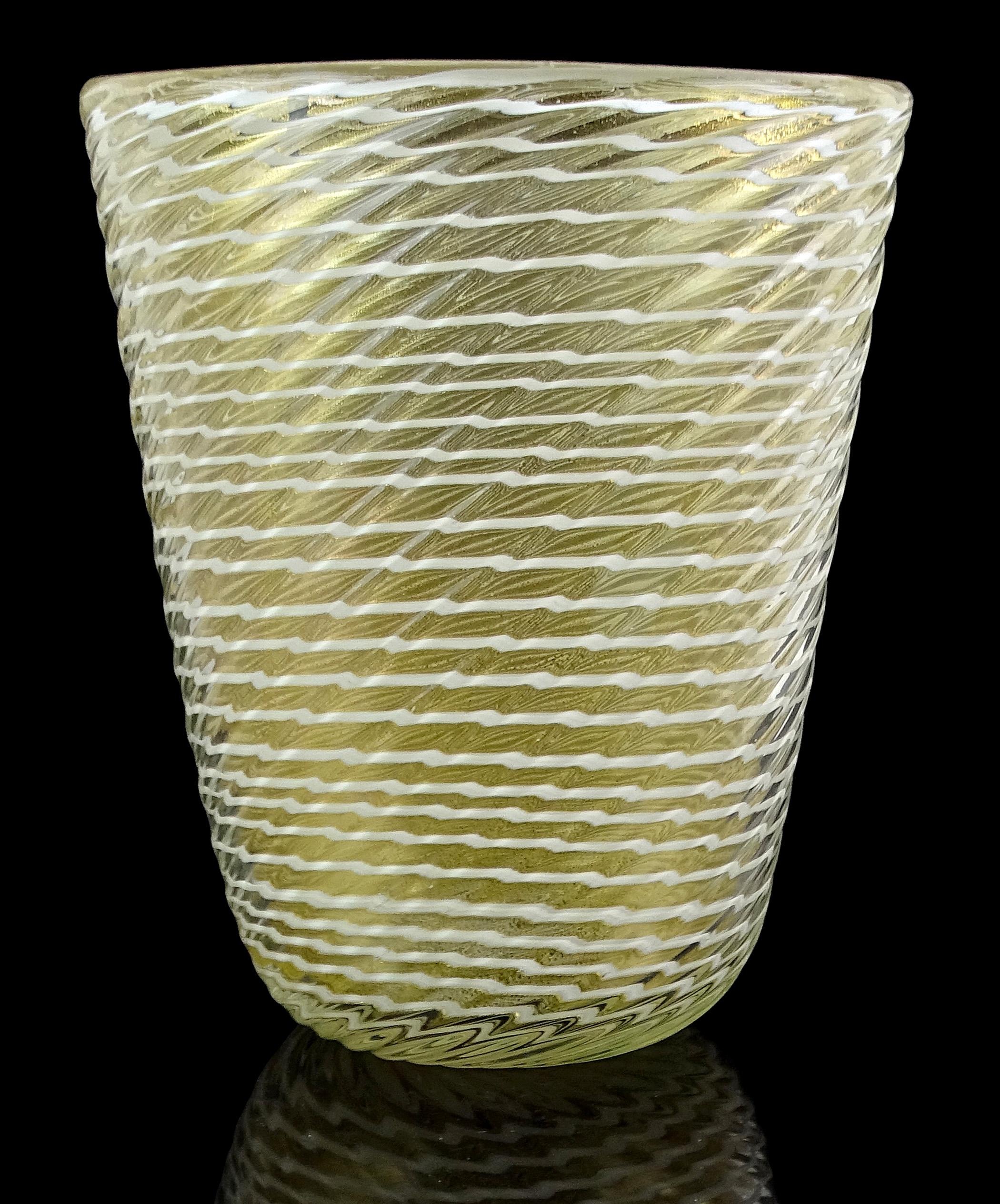 Bellissimo vaso vintage di Murano soffiato a mano in vetro artistico italiano bianco e a macchie d'oro, con bordo ovale e superficie rigata. Il pezzo è documentato dal designer Ercole Barovier, per l'azienda Barovier&Toso. Il vaso è stato creato con