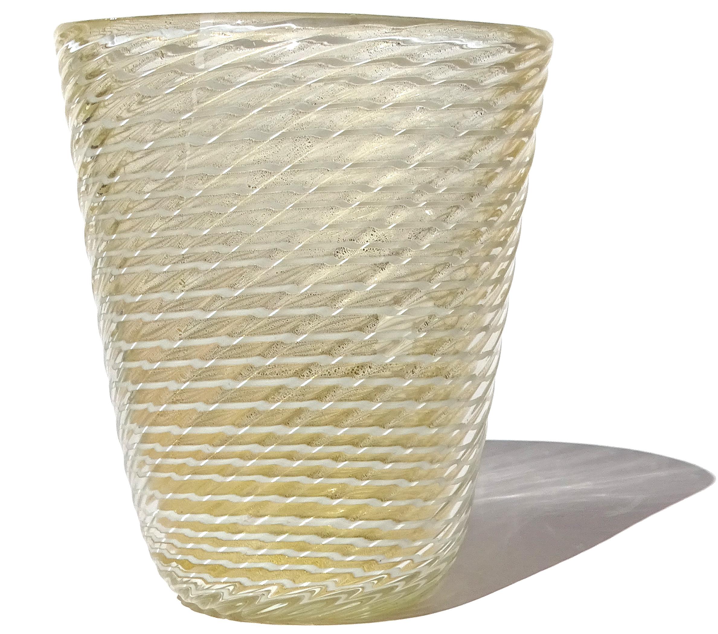 Mid-Century moderno Barovier&Toso Vaso da fiori in vetro artistico italiano di Murano Bianco Optic Swirl Gold Flecks in vendita