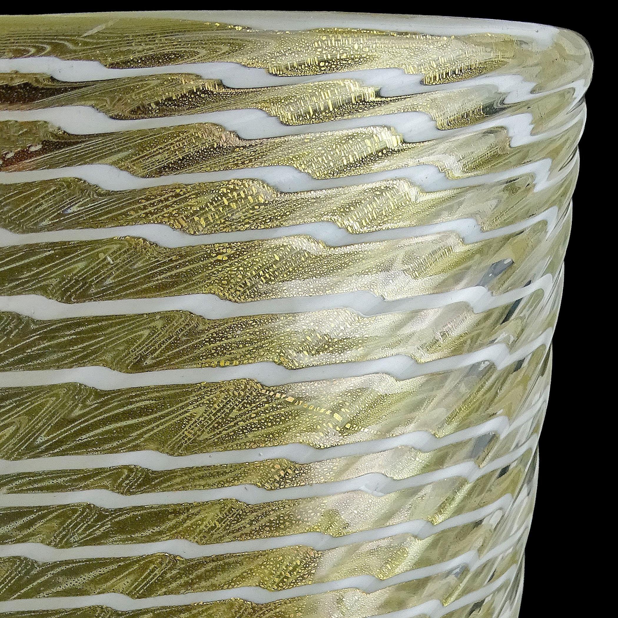 Italiano Barovier&Toso Vaso da fiori in vetro artistico italiano di Murano Bianco Optic Swirl Gold Flecks in vendita
