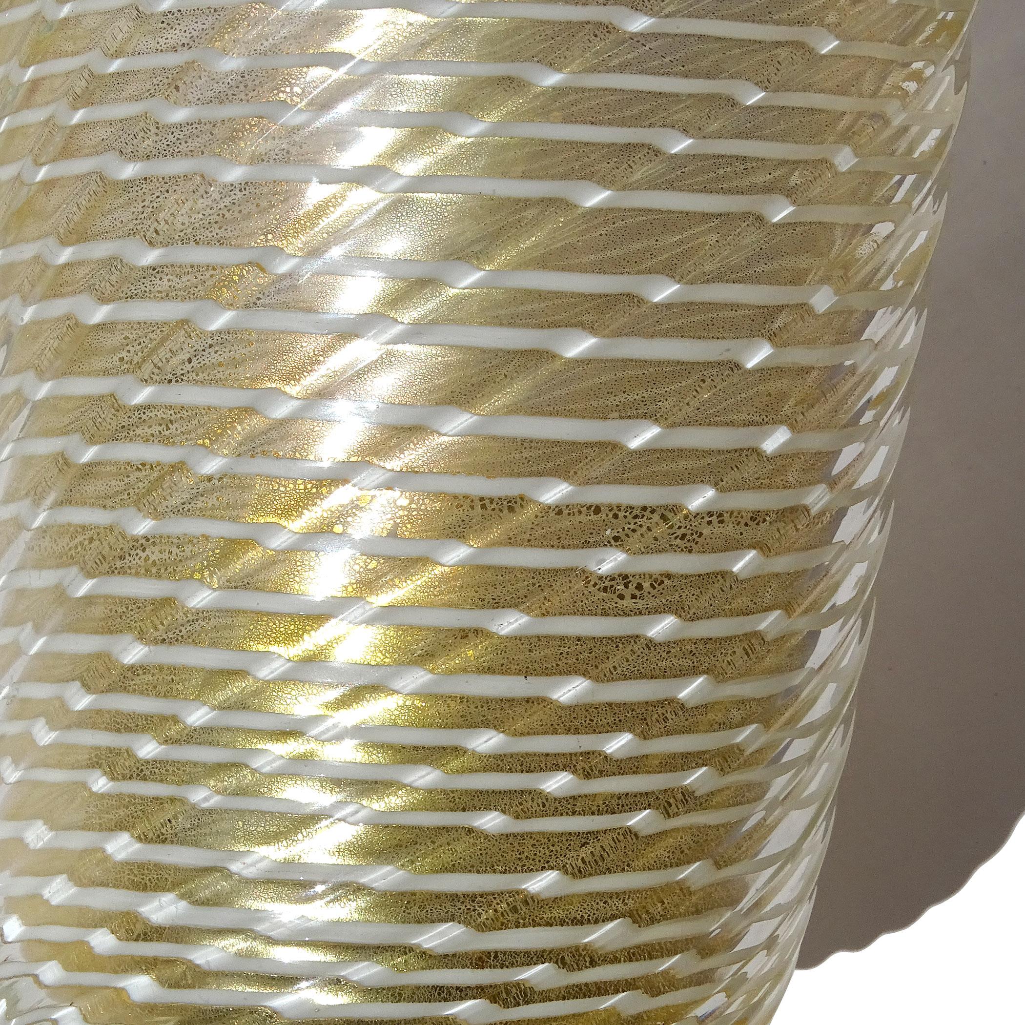 Barovier&Toso Vaso da fiori in vetro artistico italiano di Murano Bianco Optic Swirl Gold Flecks In condizioni buone in vendita a Kissimmee, FL