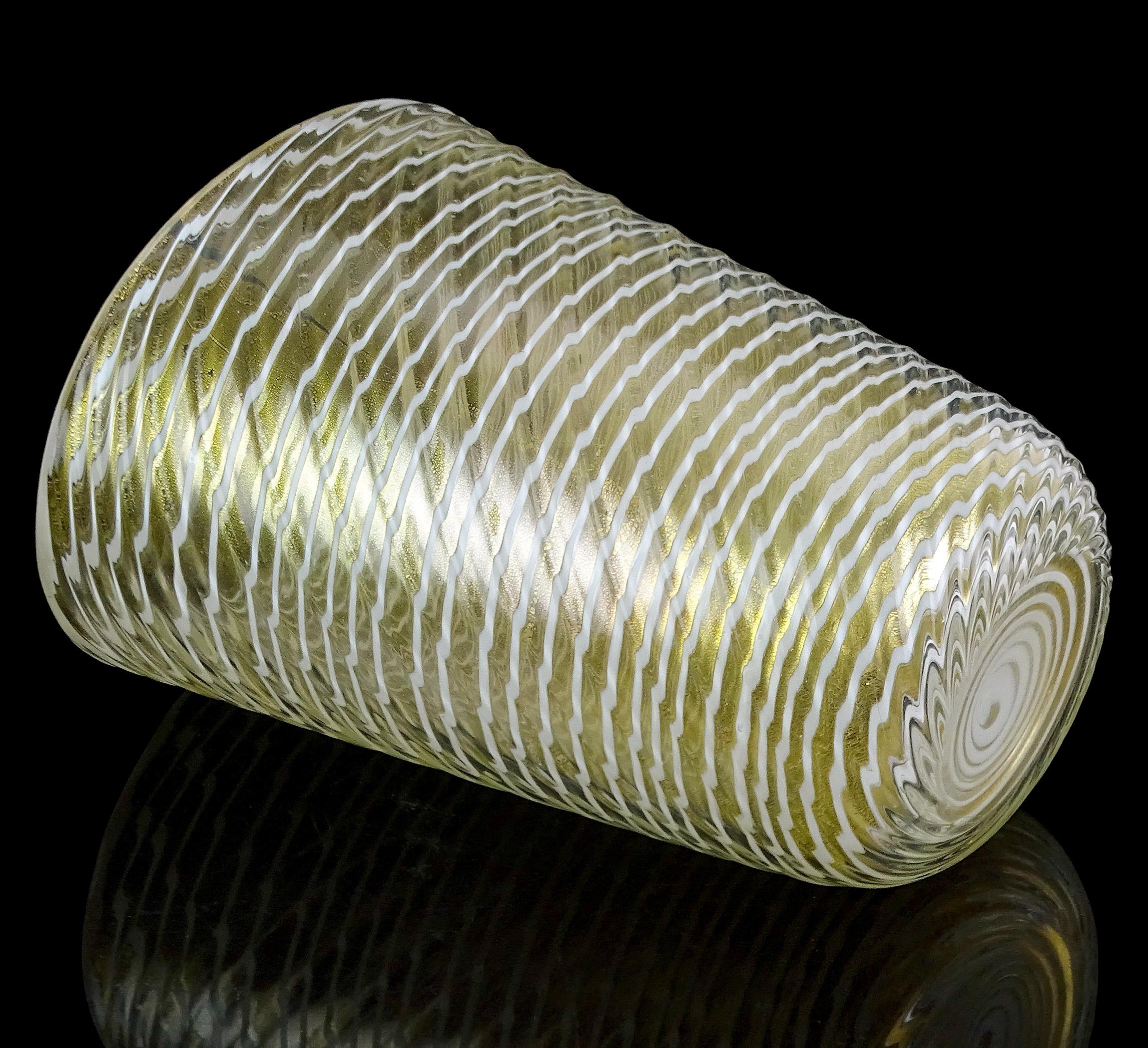 Barovier&Toso Vaso da fiori in vetro artistico italiano di Murano Bianco Optic Swirl Gold Flecks in vendita 1