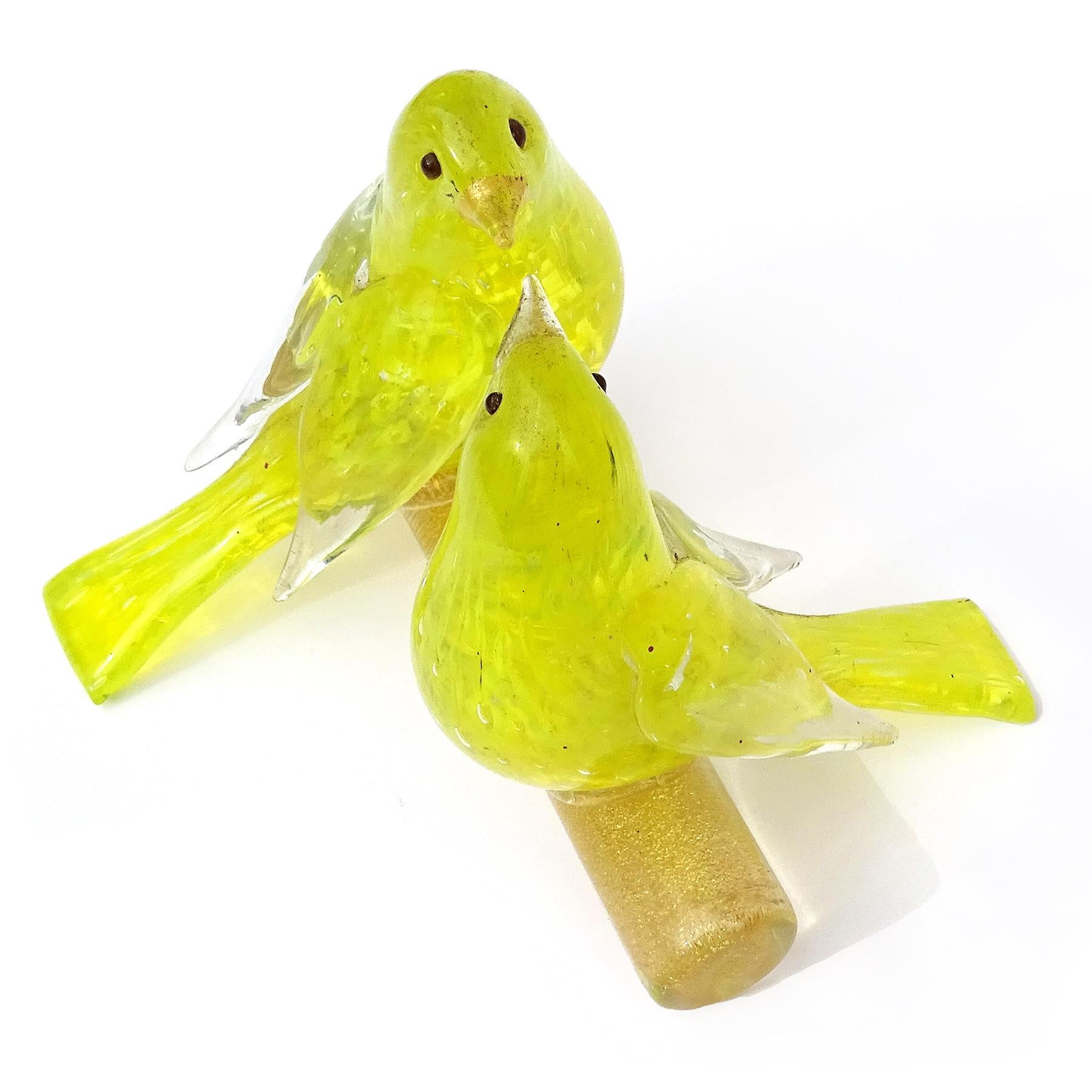 20th Century Barovier Toso Murano Yellow Gold Flecks Italian Art Glass Love Birds Sculpture For Sale
