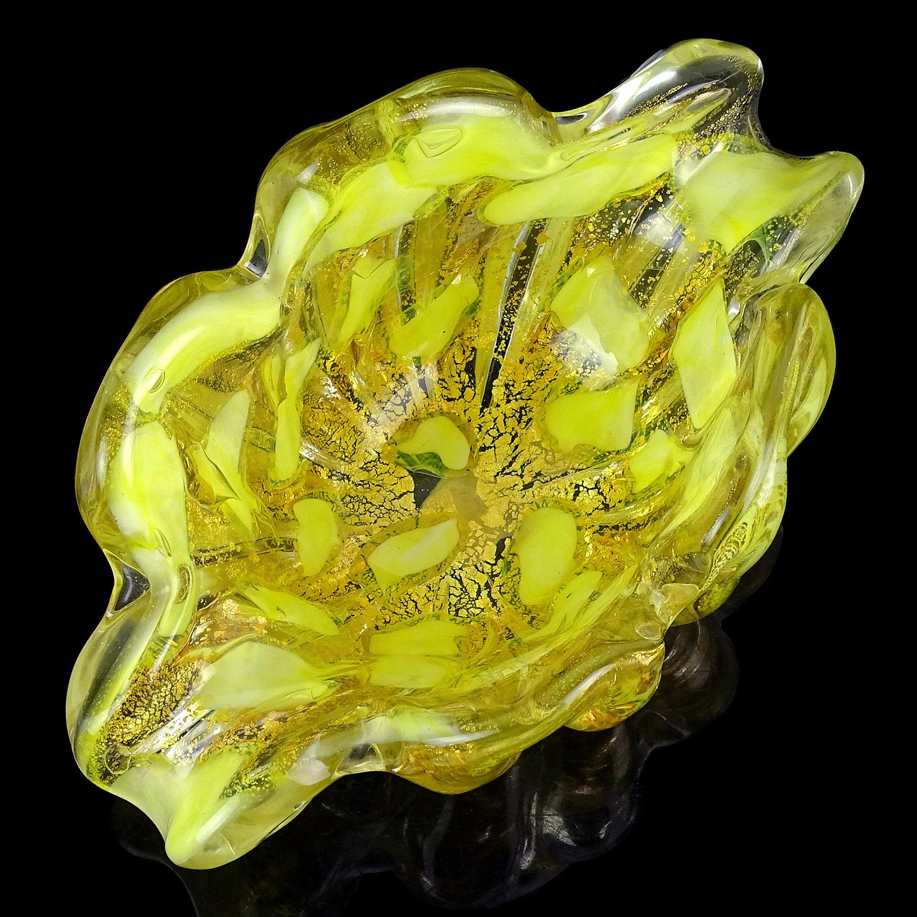 Barovier Toso Murano Yellow Spots Gold Flecks Italian Art Glass Flower Form Bowl In Good Condition For Sale In Kissimmee, FL