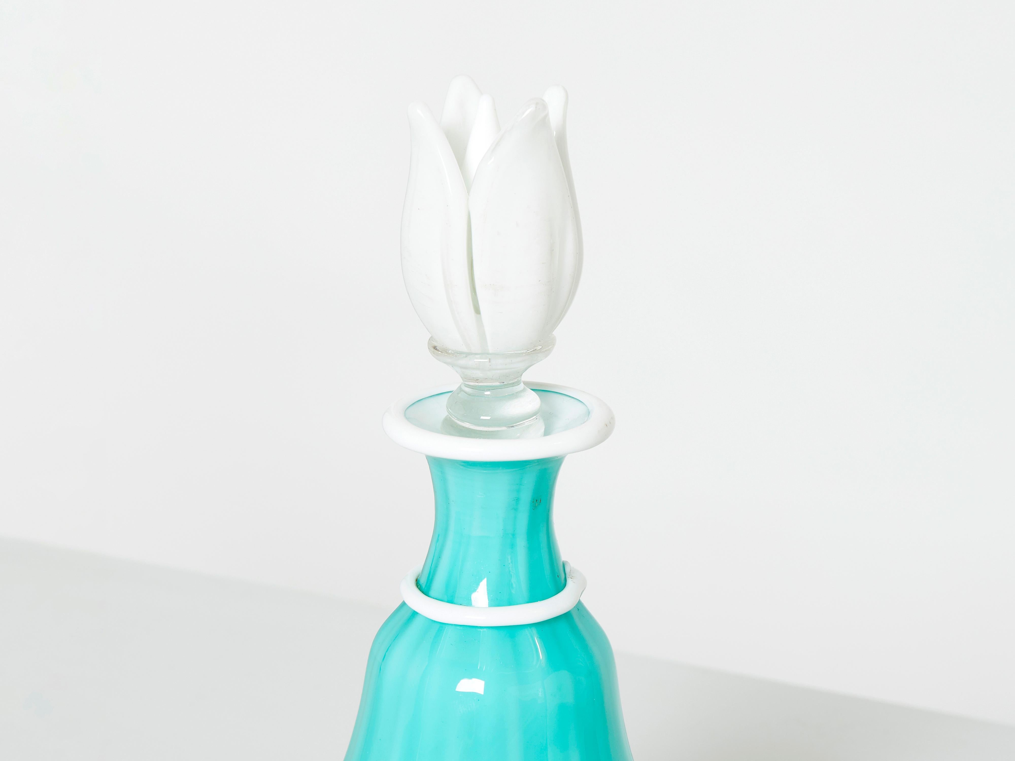 Rare bouteille en verre opale Barovier & toso conçue dans les années 1950. Cette belle flaconne de Murano a une couleur et une présence vraiment accrocheuses, avec un verre opalin turquoise avec une base en verre opalin blanc laiteux, des détails et
