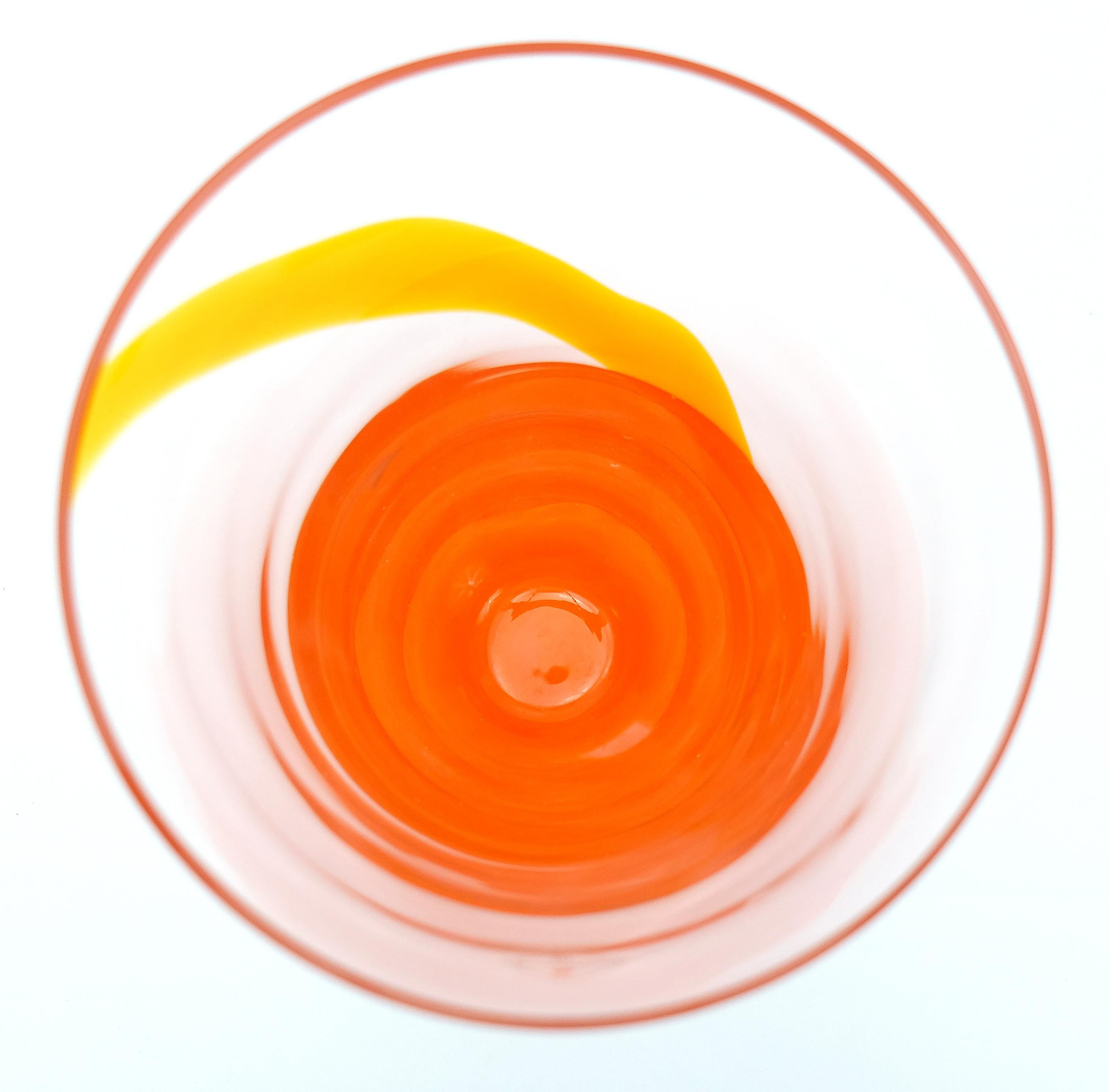 Barovier & Toso Orangefarbene Vase aus Muranoglas

Zum Verkauf angeboten wird eine spektakuläre mundgeblasene Barovier & Toso orange Muranoglasvase. Die Vase ist auf dem Sockel signiert und trägt noch das Originaletikett. 

 