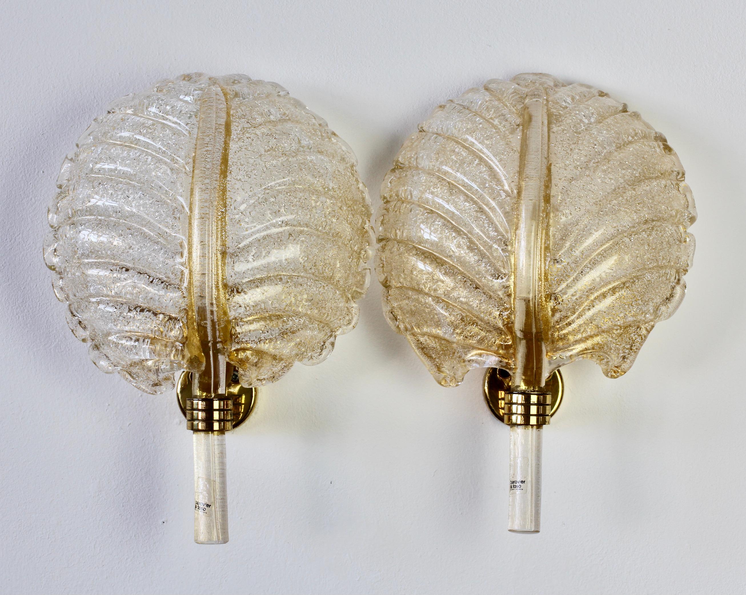 Pair of Barovier e Toso Italian Venetian neoclassical style Mid-Century vintage Murano glass leaf sconces or wall-lights made in Italy, circa 1970s / 1980s. Made of textured clear glass with 24-carat gold inclusions handmade and shaped in to the