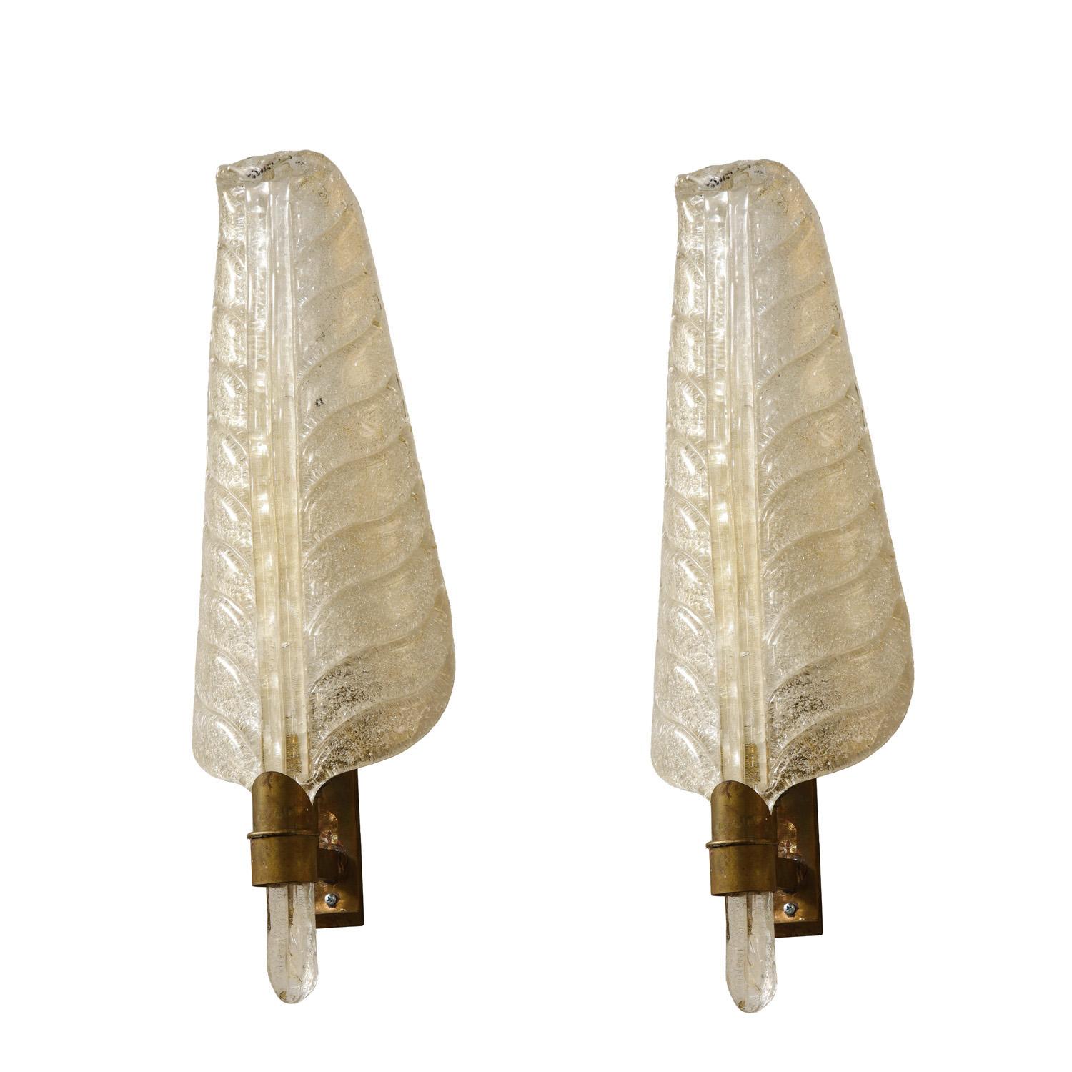 Stunning pair of Murano pulegoso glass sconces with gold leaf inclusions and patinated brass body by Barovier & Toso. Italy, 1950's.

