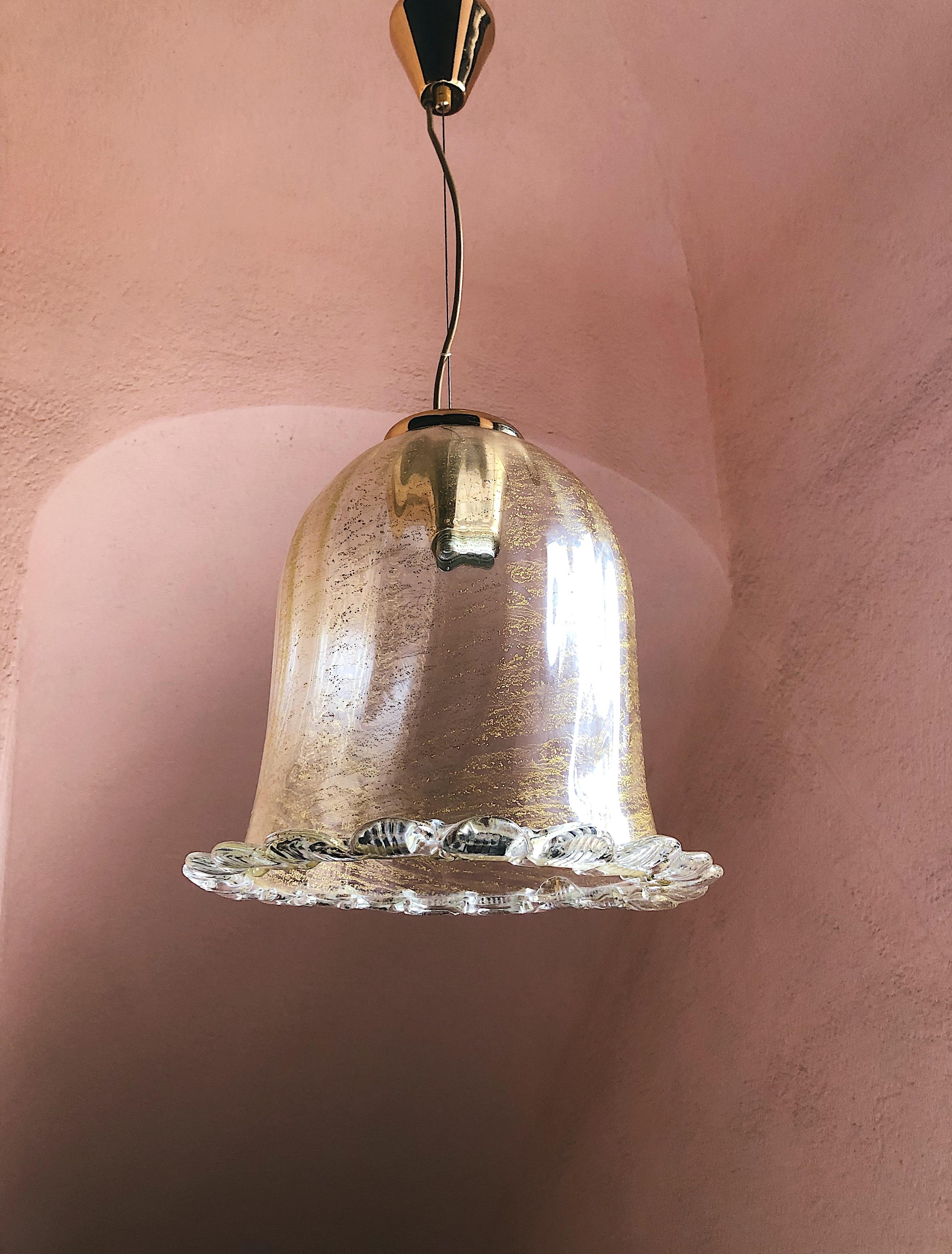 Magnificent bell shaped pendant light designed and manufactured by Barovier & Toso, 1970s.
The glass has gold leaf infusions. The shape of the glass reminds of the flower 