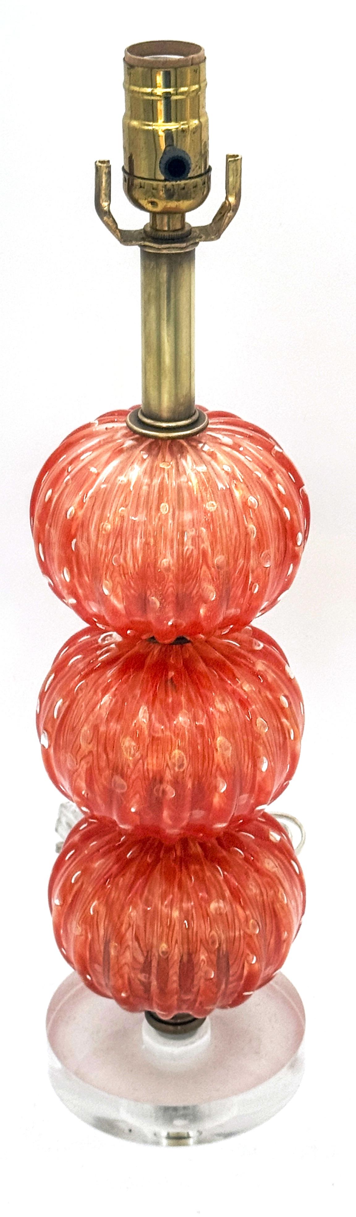 Barovier & Toso Pulegoso Orange Murano Glass & Lucite Stacked Orb Column Lamp 
Italy, 20th century 

An exquisite Barovier & Toso Pulegoso Orange Murano Glass & Lucite Stacked Orb Column Lamp, originating from Italy in the 20th century Standing at