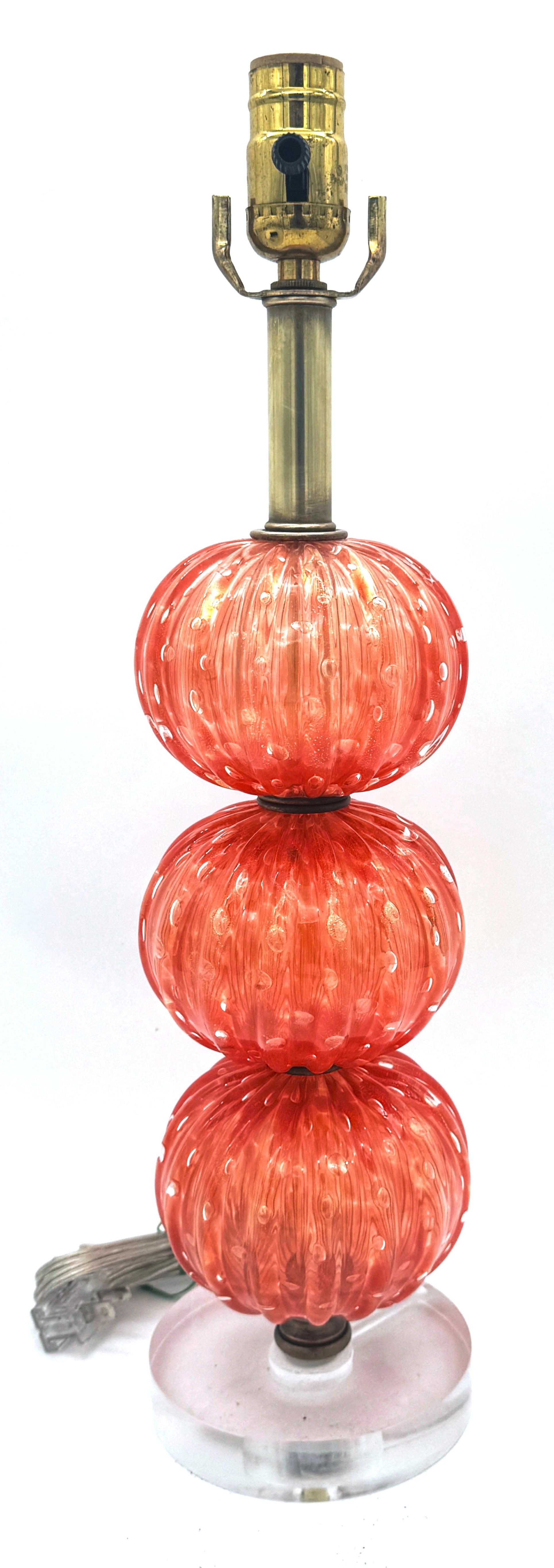 20ième siècle Barovier&Toso Pulegoso Orange Verre de Murano et Lucite  Lampe colonne d'orbe empilée  en vente
