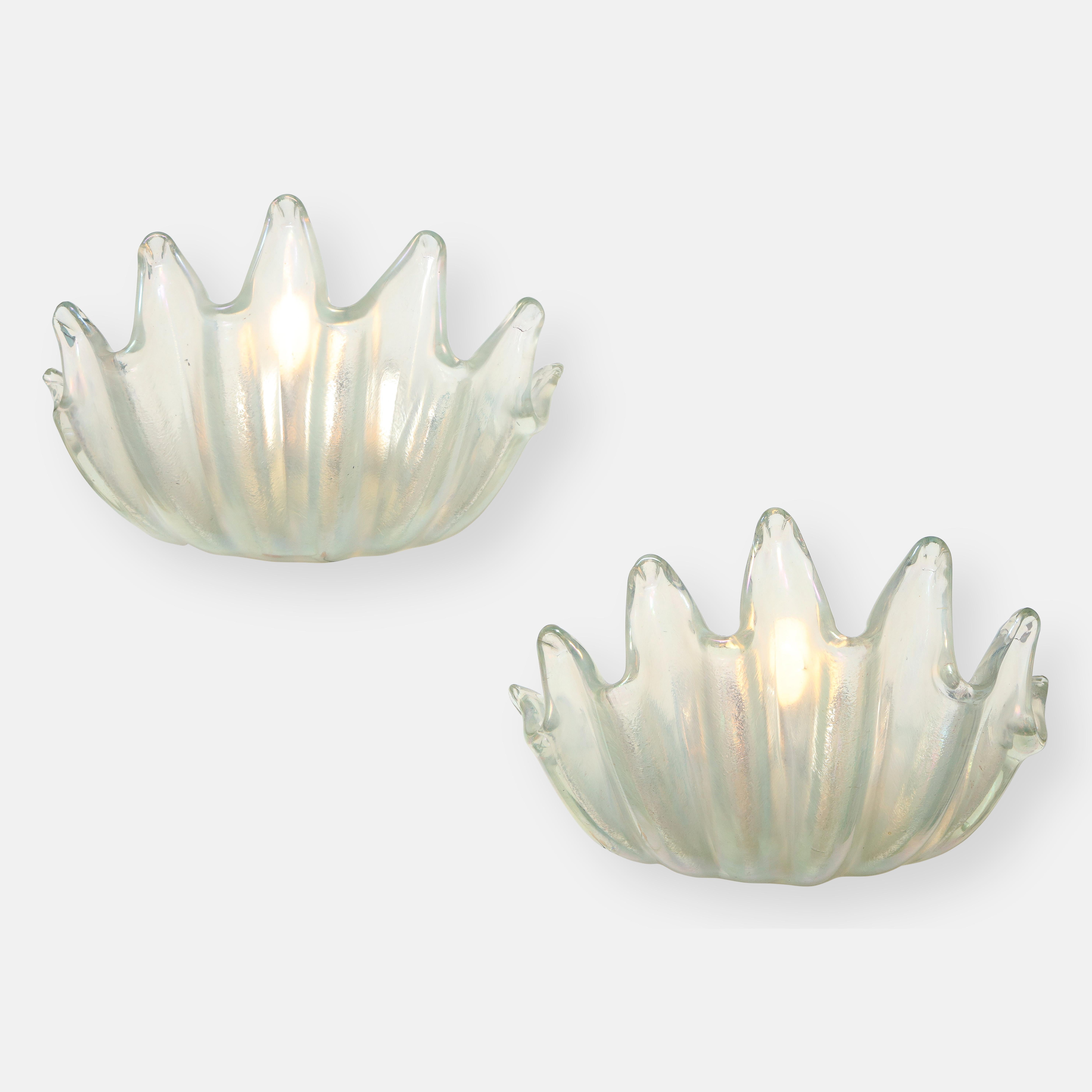 Ercole Barovier für Barovier&Toso, seltenes Paar großer Wandleuchter aus schwerem, transparentem, irisierendem Murano-Glas mit tiefer Riffelung und ausgeprägten Lappen, Italien, um 1940. Diese exquisiten Kristall-Wandleuchten sind elegant und