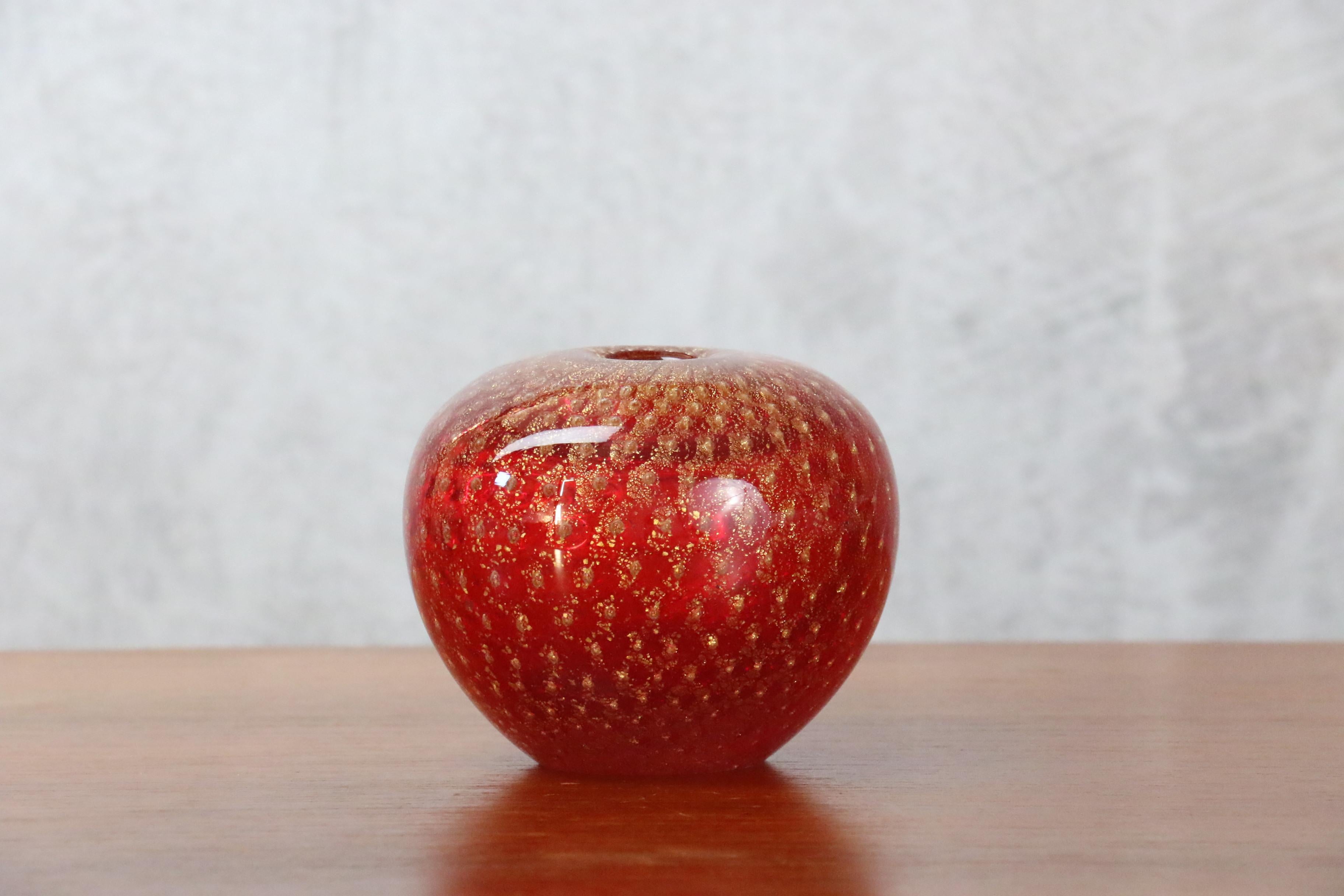 Mid-Century Modern Barovier & Toso Red and Gold Ball Vase, Italian Murano Glass circa 1960 For Sale