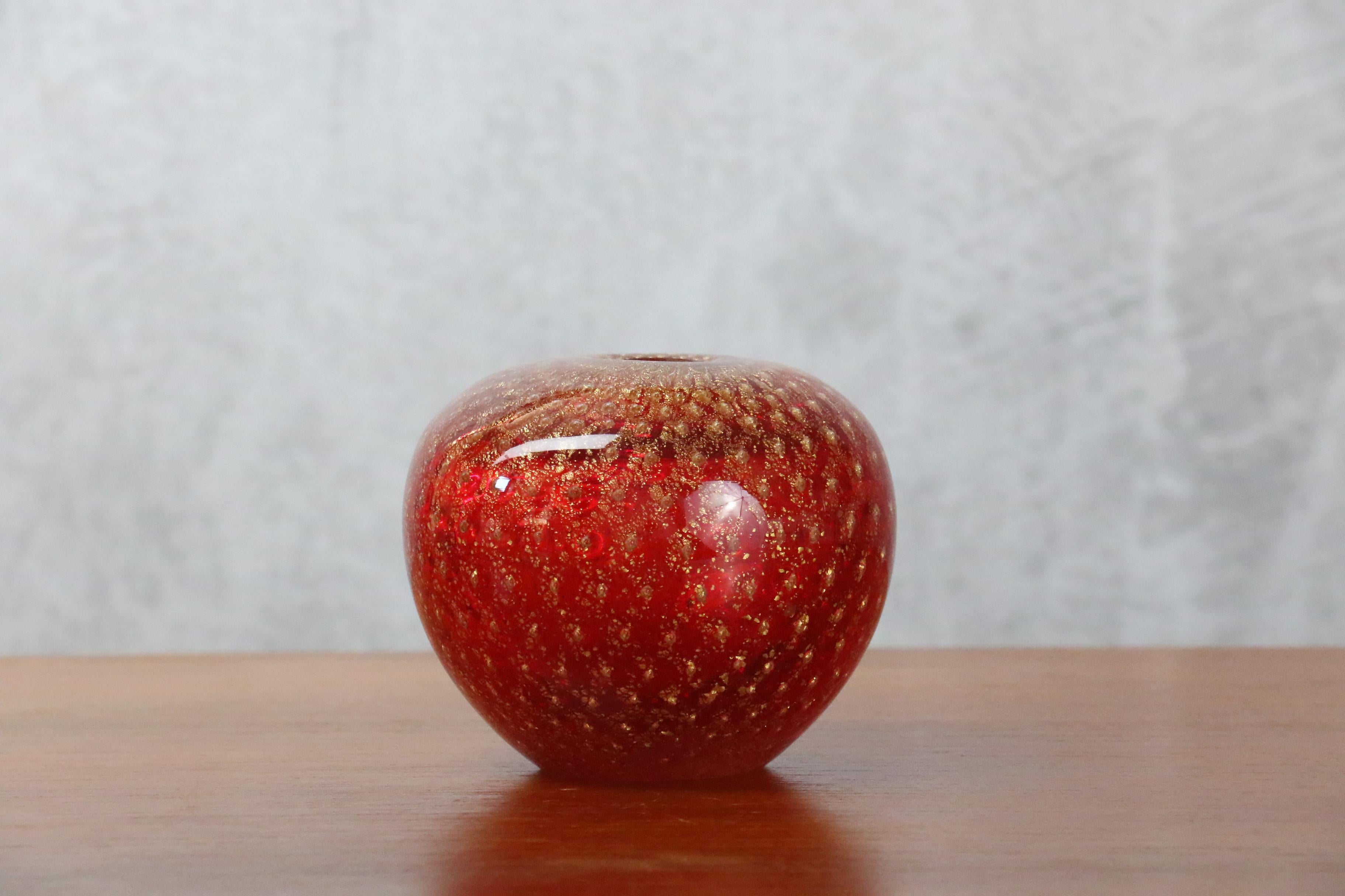 Barovier & Toso Red and Gold Ball Vase, Italian Murano Glass circa 1960 In Good Condition For Sale In Camblanes et Meynac, FR