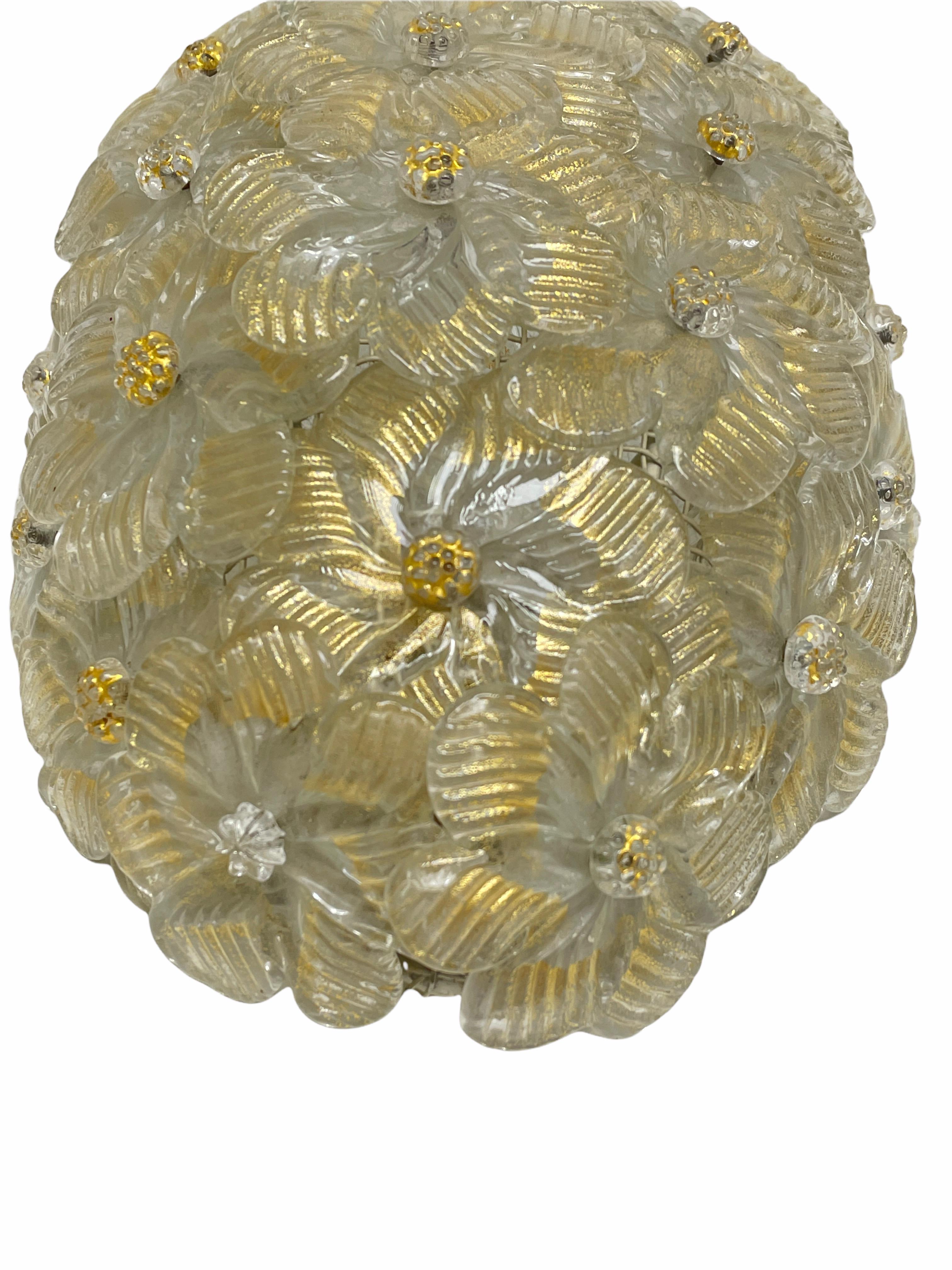 Magnifique applique italienne soufflée à la main, présentant des fleurs de cristal qui se chevauchent, dorées avec des inclusions de feuilles d'or 23 carats, montées sur un cadre en forme de panier. Le luminaire nécessite une ampoule candélabre