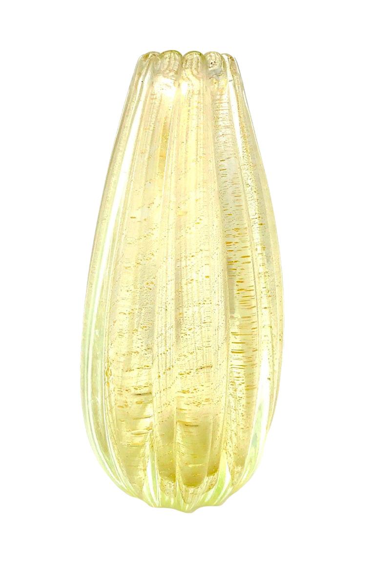 Diese Vase wurde 1955 von Barovier & Toso auf der Insel Murano in Venedig entworfen und ausgeführt. Das originale Papieretikett mit dem Firmensignet und der Seriennummer 25361 ist am Boden des Gefäßes angebracht. Die mundgeblasene Glasvase ist aus