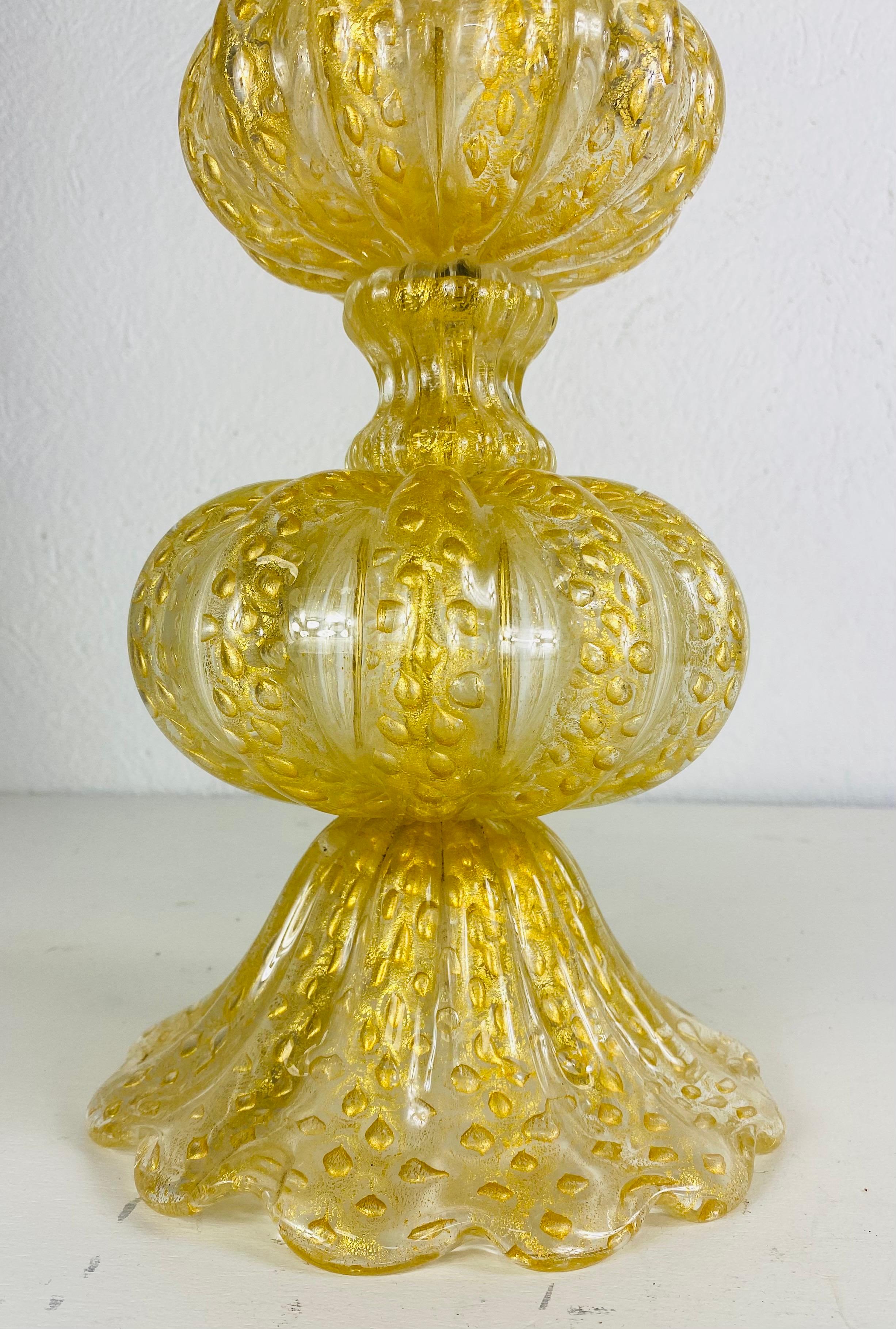 This is a single vintage hand bloom Marano glass table lamp. Produced in the 1950s by Barovier Toso with a single socket and a new linen lampshade. This lamp was handblown to give the effect of raindrop stripping with 22 karat gold flex throughout.