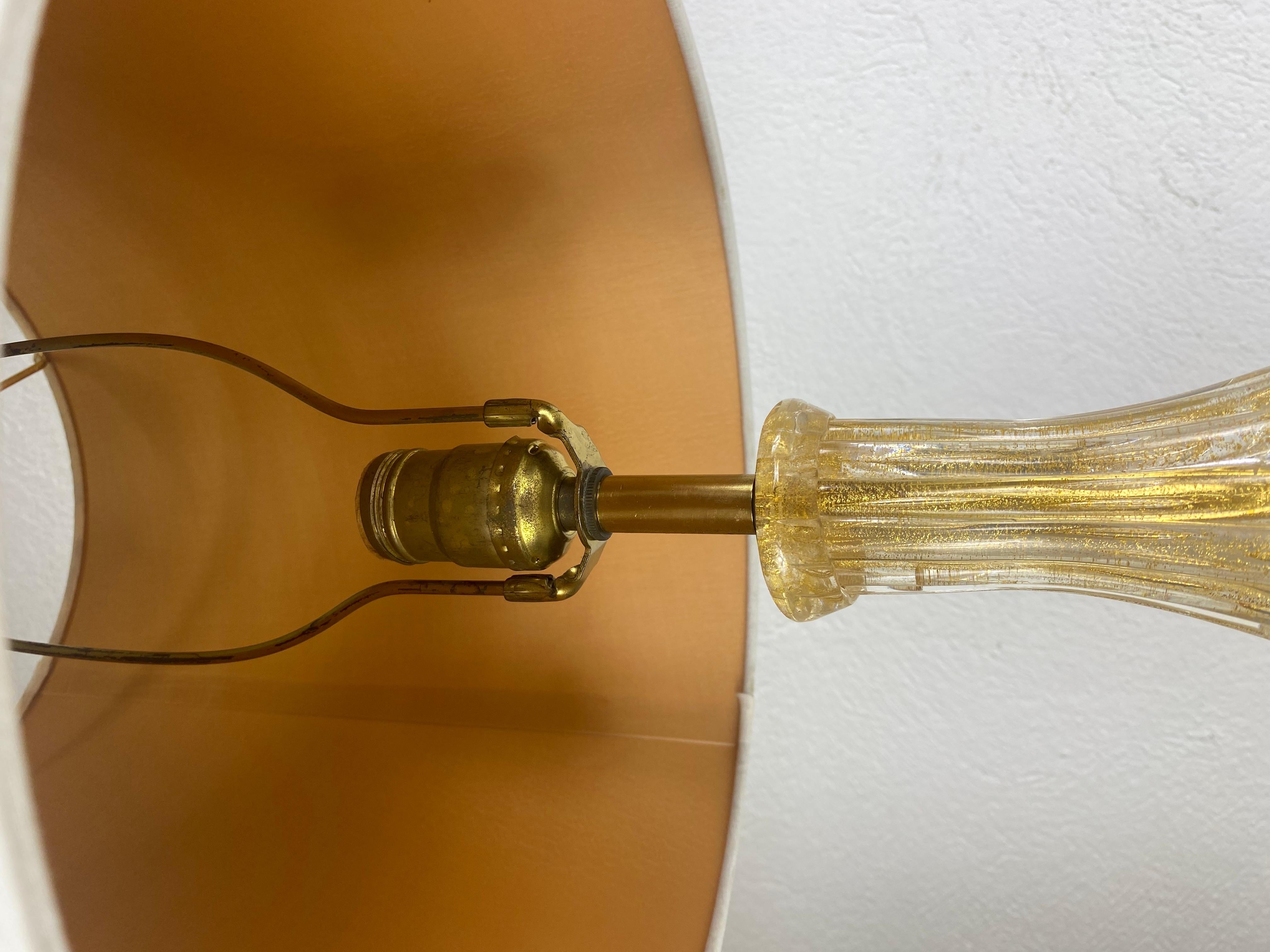 Mid-Century Modern Barovier Toso single handblown Marano glass table lamp For Sale