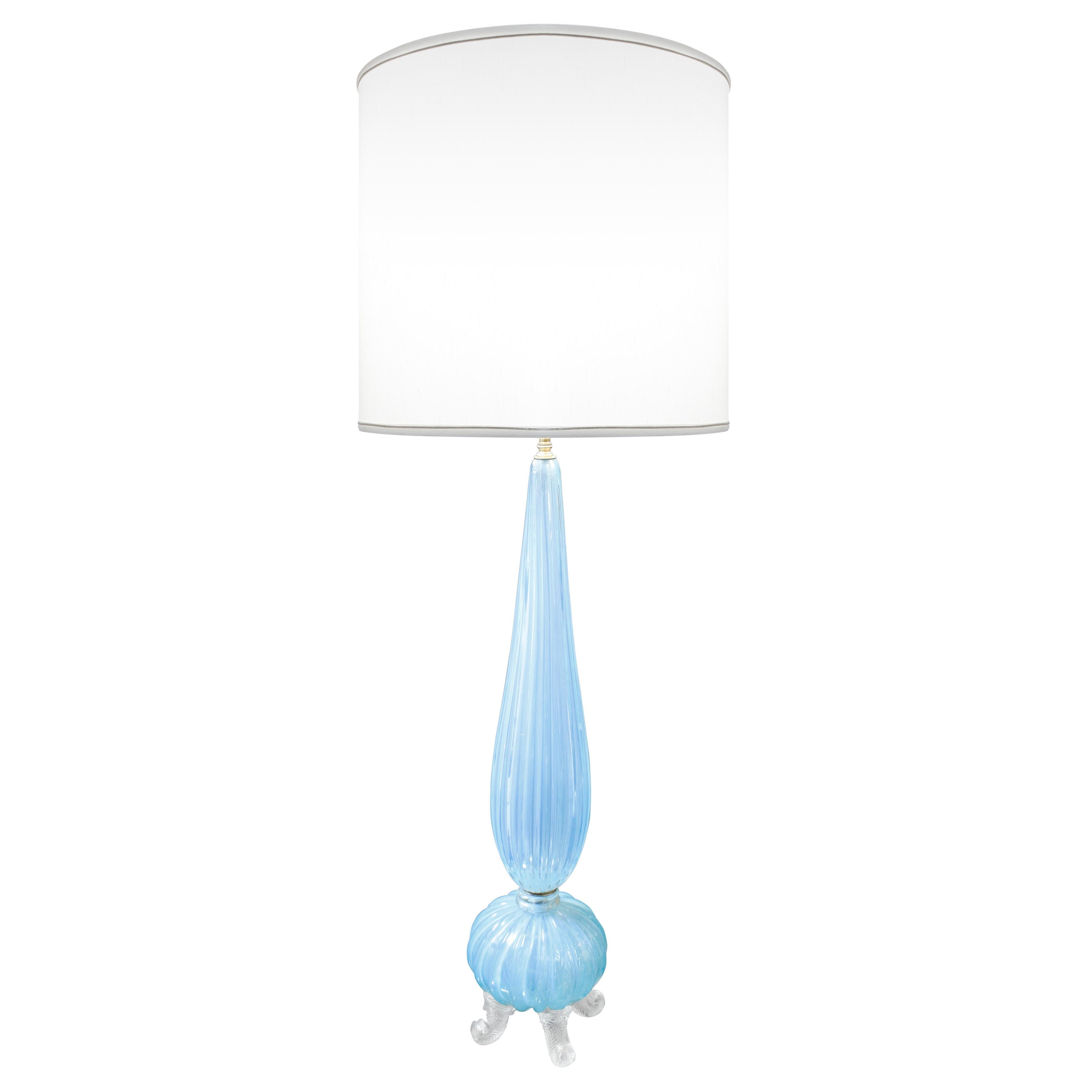 Monumentale Tischlampe aus mundgeblasenem Glas, hellblau, mit Fuß und geriffeltem Korpus, von Barovier & Toso, Murano Italien, 1950er Jahre. Der Maßstab dieser mundgeblasenen Lampe ist wirklich beeindruckend.  Das gilt auch für die