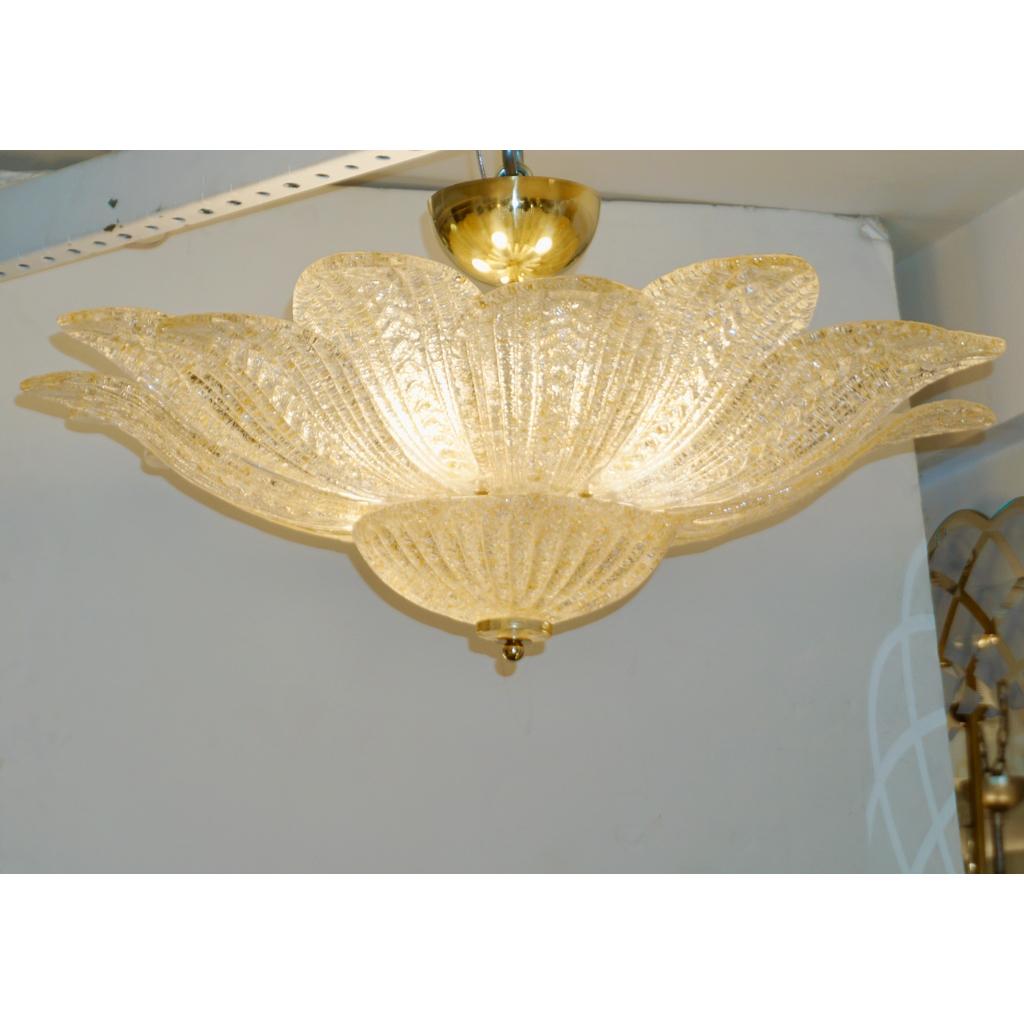 Elegant Venetian flushmounts / chandelier, entirely handcrafted in Murano, Mid-Century Modern style with an organic flower corolla design, handcrafted realistic leaves jutting out of a ribbed bowl centerpiece, high quality of craftsmanship and