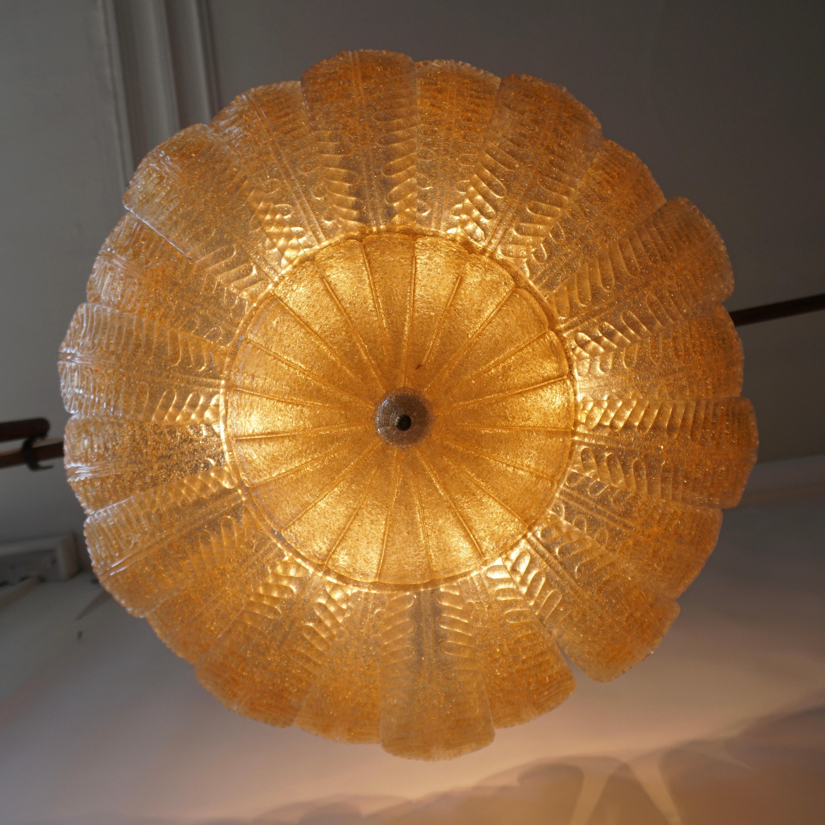 Barovier Toso Style Italian Gold Textured Murano Glass Flower Leaf Flushmount (en anglais)

Élégants lustres vénitiens, entièrement réalisés à la main en Murano, de style Mid-Century Modern, avec une corolle de fleur organique, des feuilles