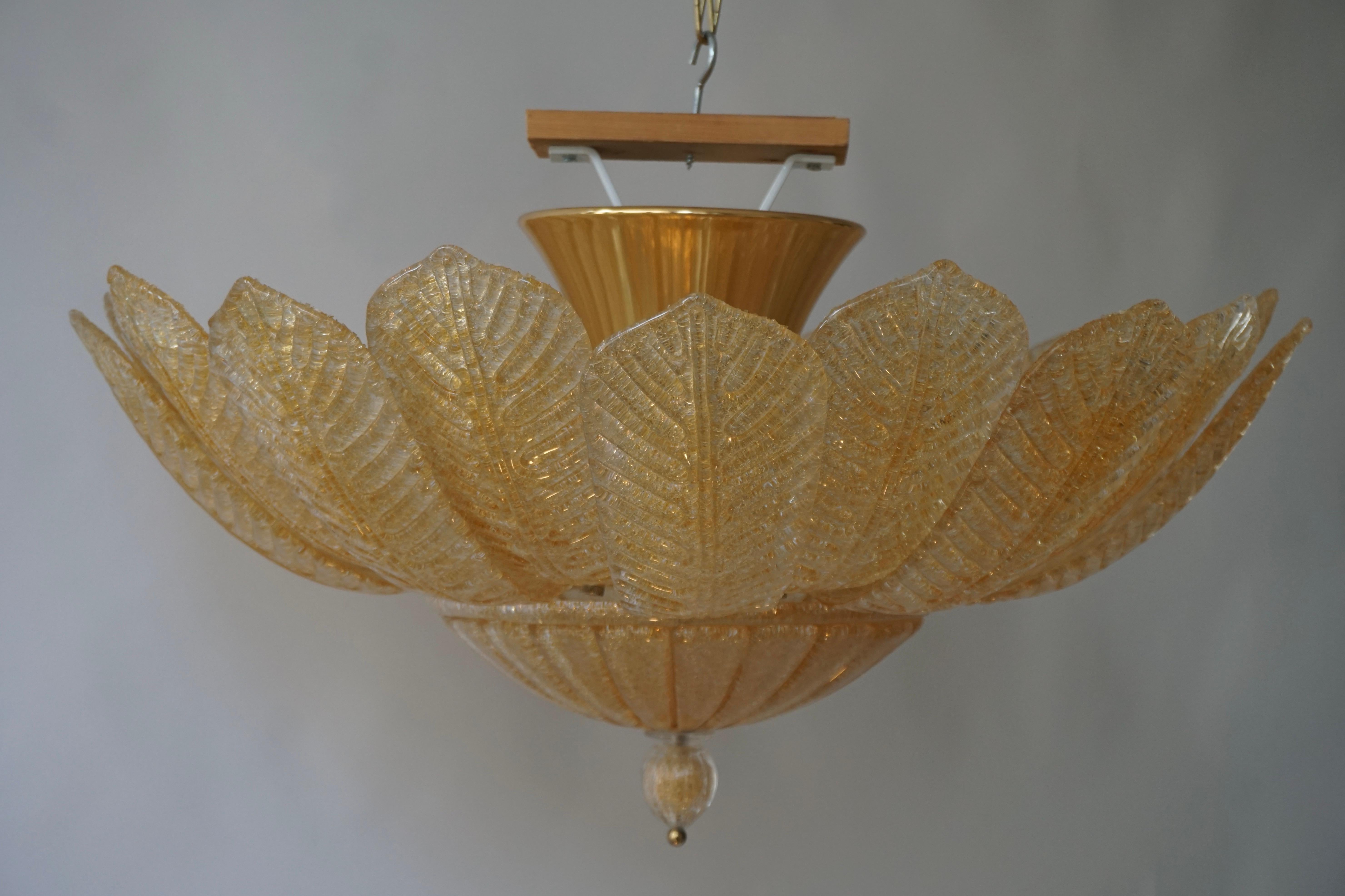 Barovier Toso Style Italian Gold Textured Murano Glass Flower Leaf Flushmount (anglais seulement) Bon état - En vente à Antwerp, BE