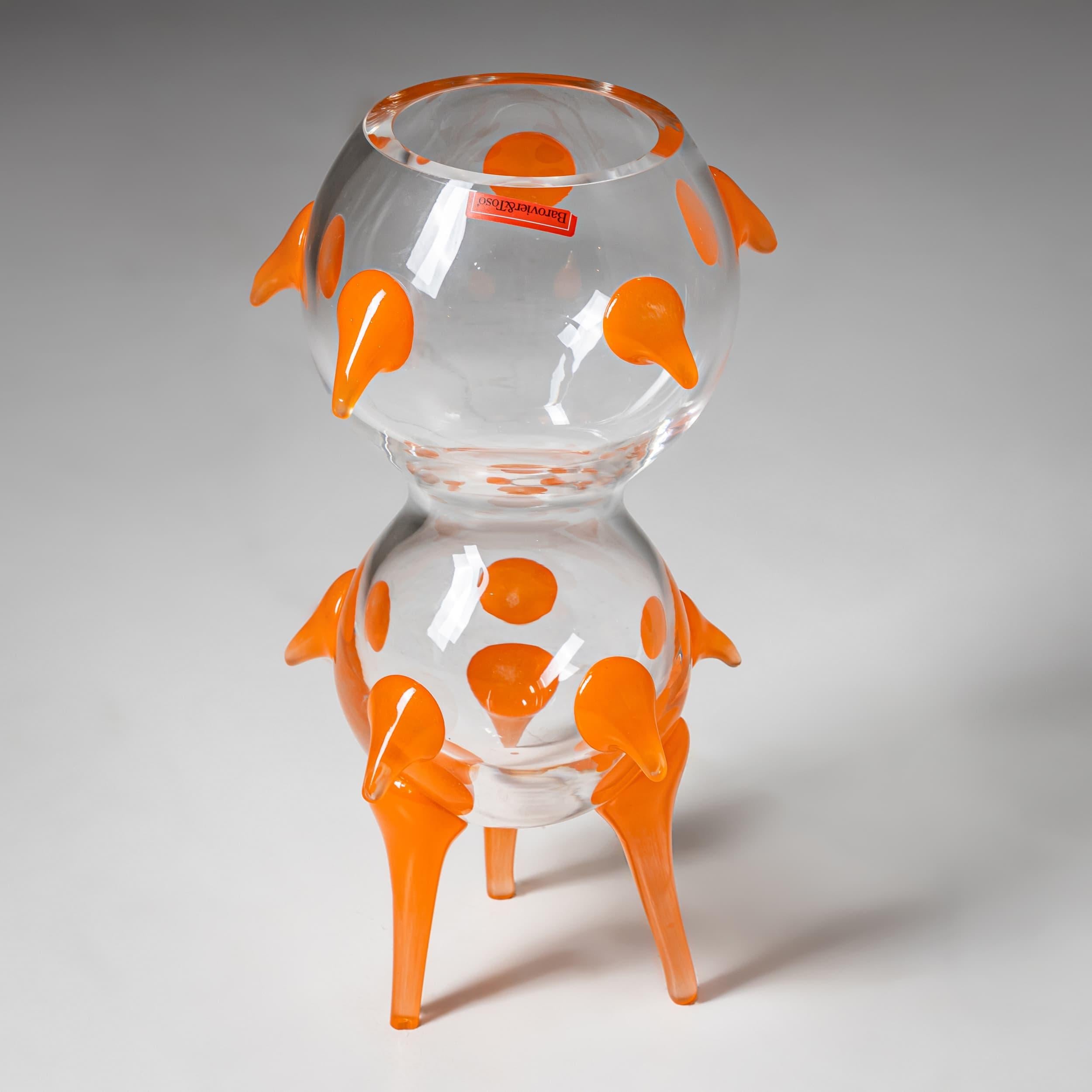 Skulpturale Vase aus Klarglas mit applizierten orangefarbenen Punkten und stilisierten hornartigen Elementen, aus der ikonischen Serie B.A.G. (Barovier Art Glass) von Barovier & Toso, Murano, Ende des 20. Die eingeklemmte Doppelkugelform ruht auf