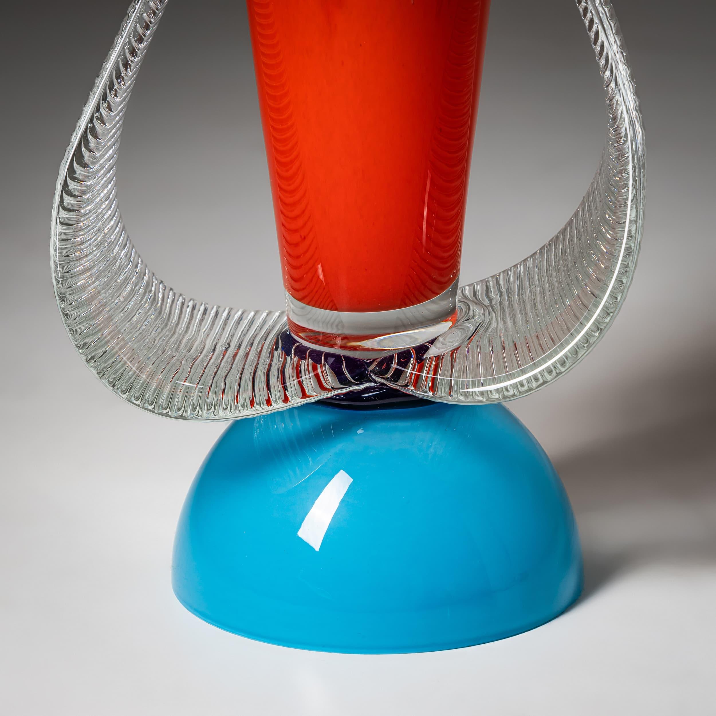 Vaso da studio realizzato ad arte della serie B.A.G. (Barovier Art Glass), Murano, Italia, risalente alla fine del XX secolo. Questo pezzo presenta audaci contrasti di colore in arancione vibrante, blu turchese, cobalto e vetro trasparente. Due