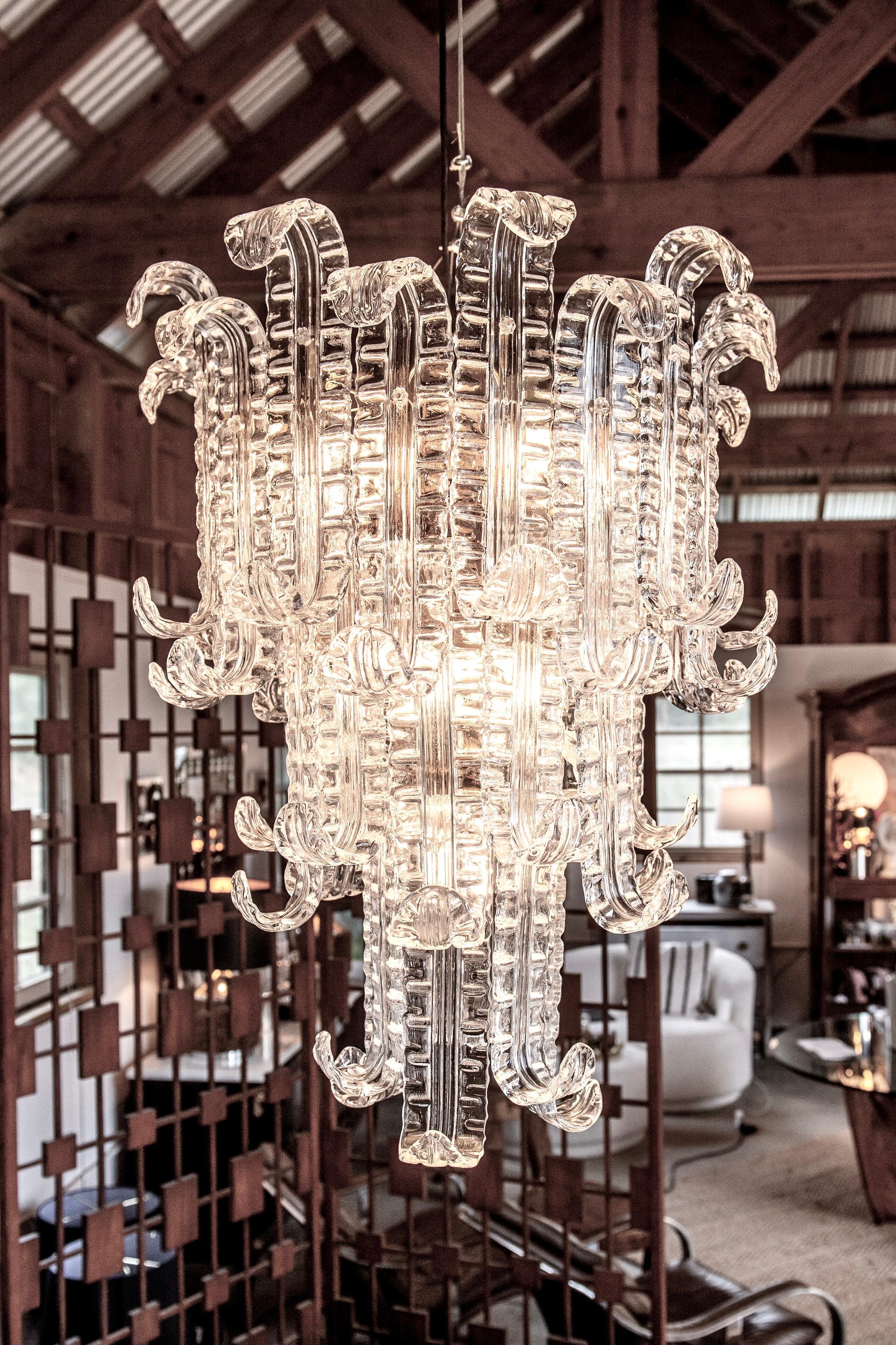 Bellissimo lampadario vintage Felci di Barovier&Toso. Questo lampadario irradia una suggestiva atmosfera Deco che trae spunto dal glamour degli anni Venti e Trenta. Il fascino di una cascata di luce composta da scintillanti e voluttuose foglie di