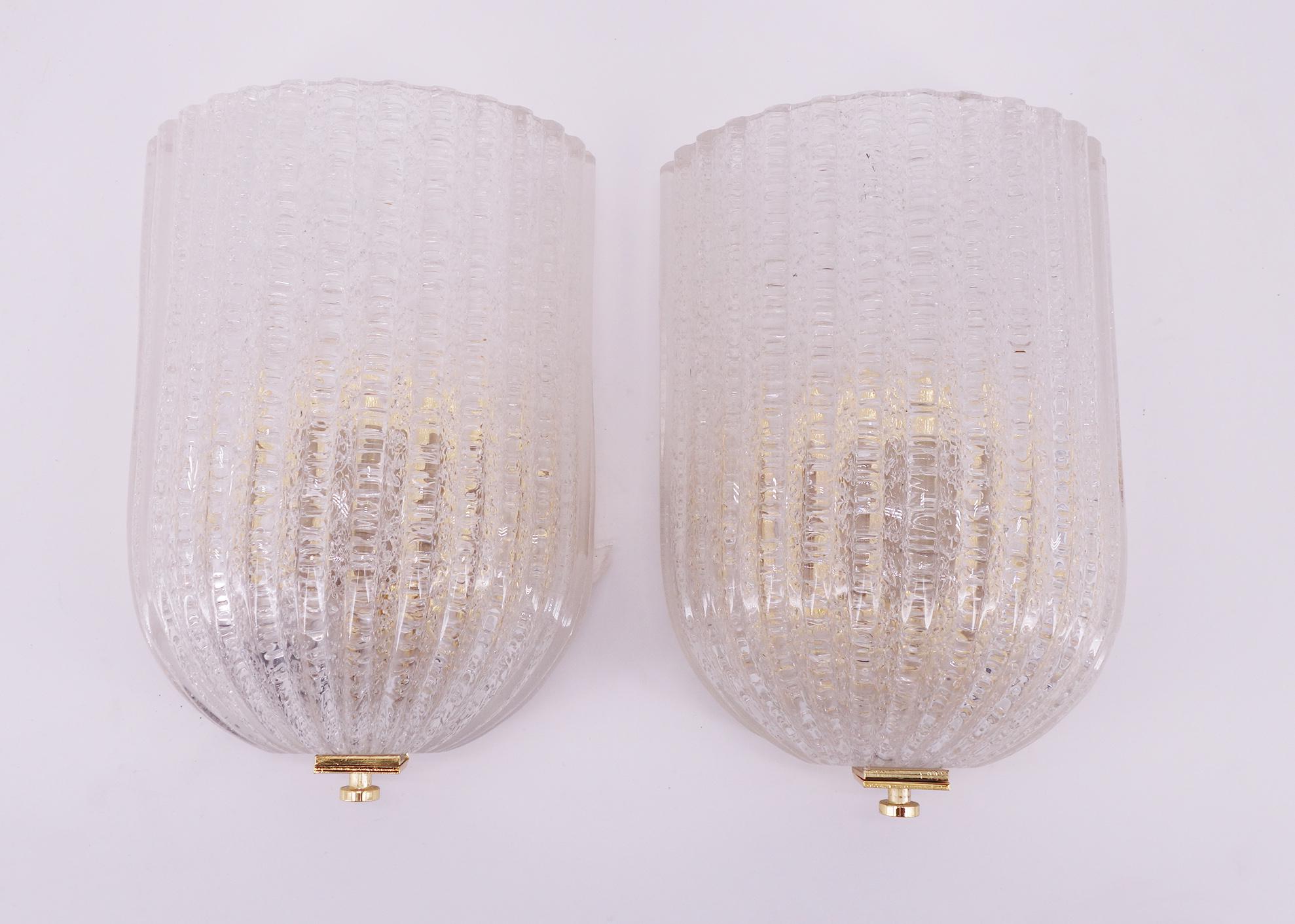 These beautiful wall lamps are made of Murano glass by Barovier & Toso in Venezia. The glass has a transparent structure with integrated bubbles and a brass construction for 1 bulb max. 60 W.