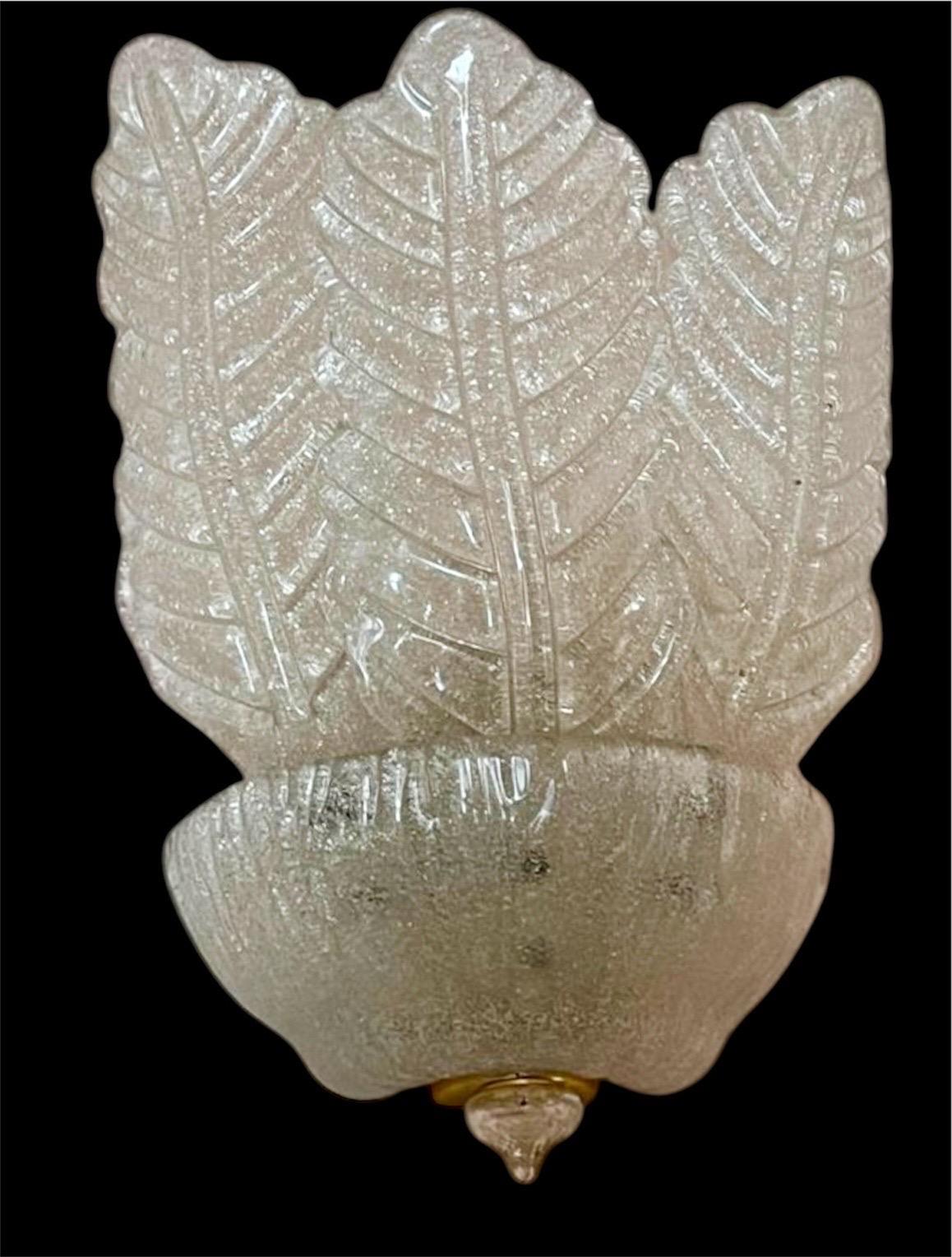 Außergewöhnliche Barovier & Toso Wandleuchte aus Glas Murano mit Metallstruktur. Das Design und die Qualität des Glases machen aus diesem Stück das Beste des italienischen Designs.

Wunderschöne einzigartige Vintage-Wandleuchte aus den 80er Jahren