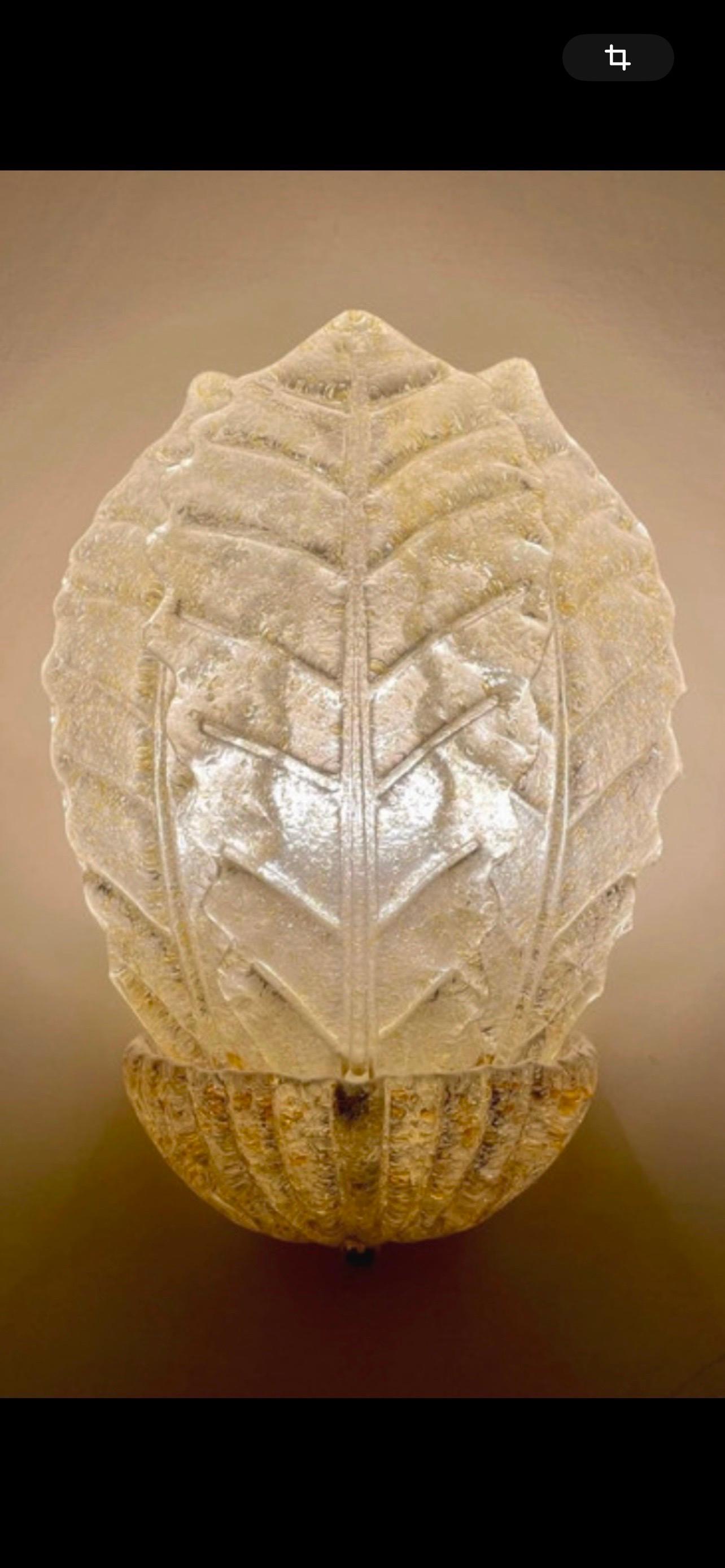 Exceptionnelle applique Barovier&Toso en verre Murano avec structure métallique. Le design et la qualité du verre font de cette pièce le meilleur du design italien.

Belle applique vintage unique des années 80 avec diffuseur en verre de Murano fait