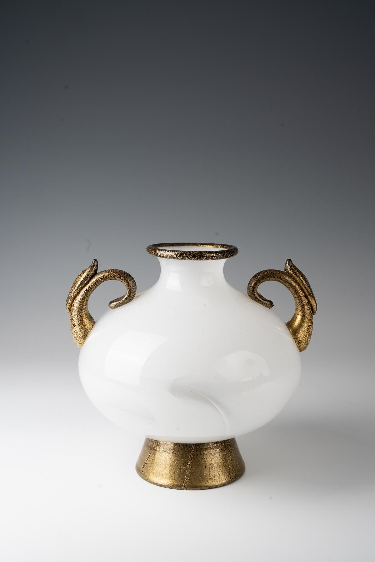 Barovier&Toso Vaso bianco con manici neri, collo e base con riflessi dorati. XX secolo Misure: h cm 21,5

Firmato.

Condizioni eccellenti.