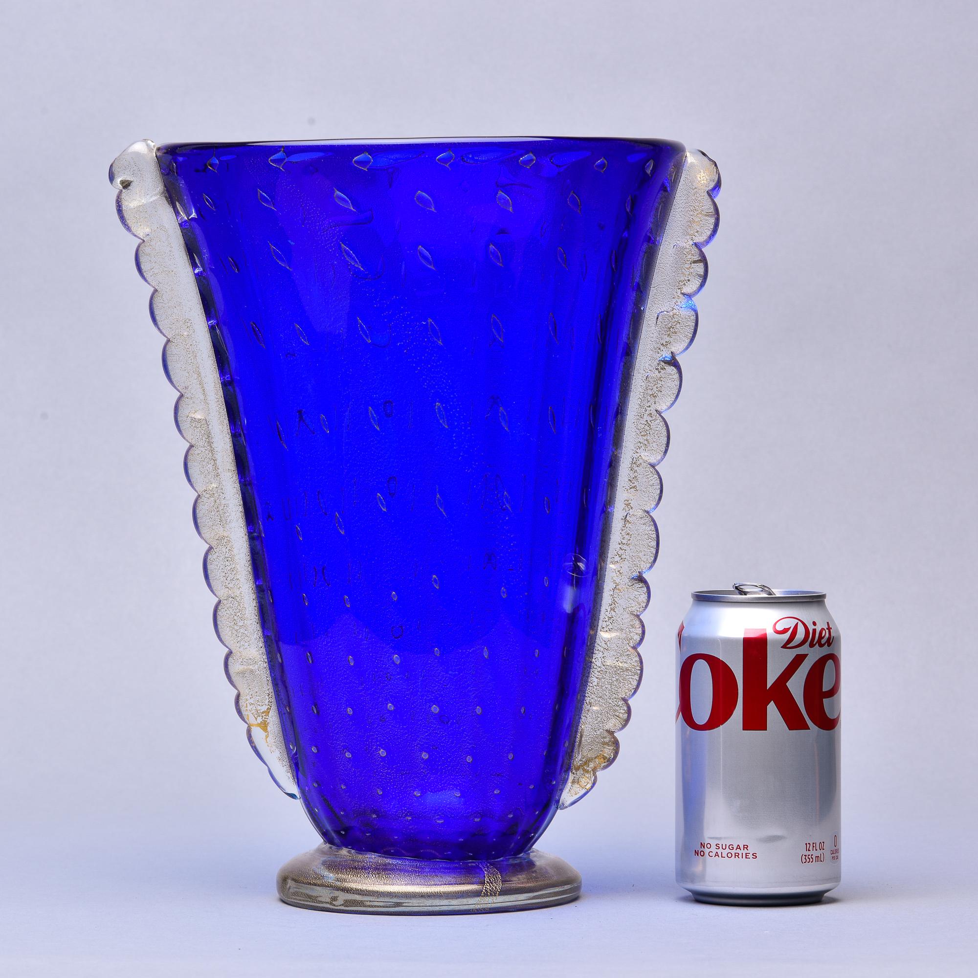 Vase Barovier en verre de Murano bleu avec inclusions d'or et embouts latéraux transparents  en vente 3