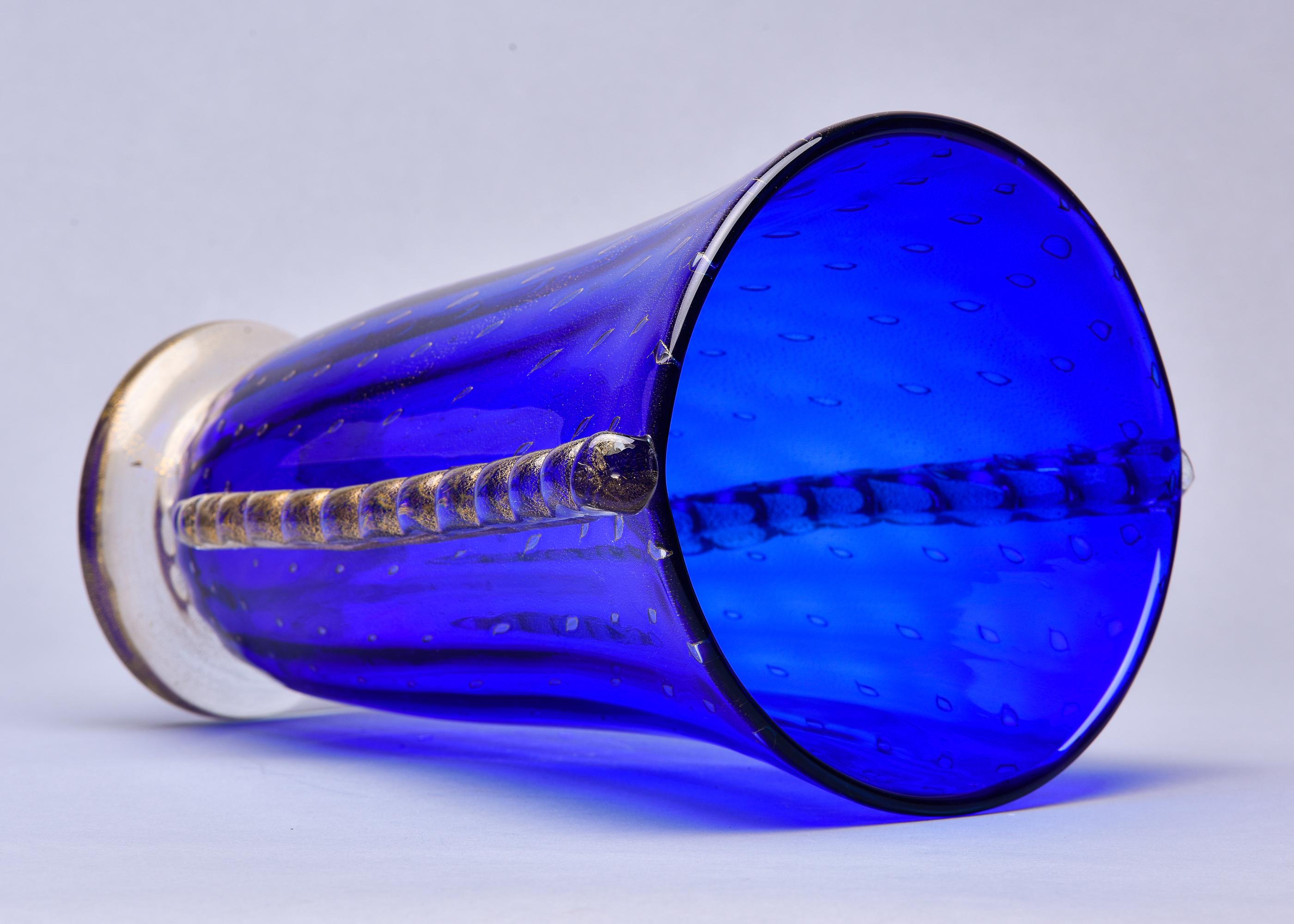 Vase Barovier en verre de Murano bleu avec inclusions d'or et embouts latéraux transparents  en vente 5
