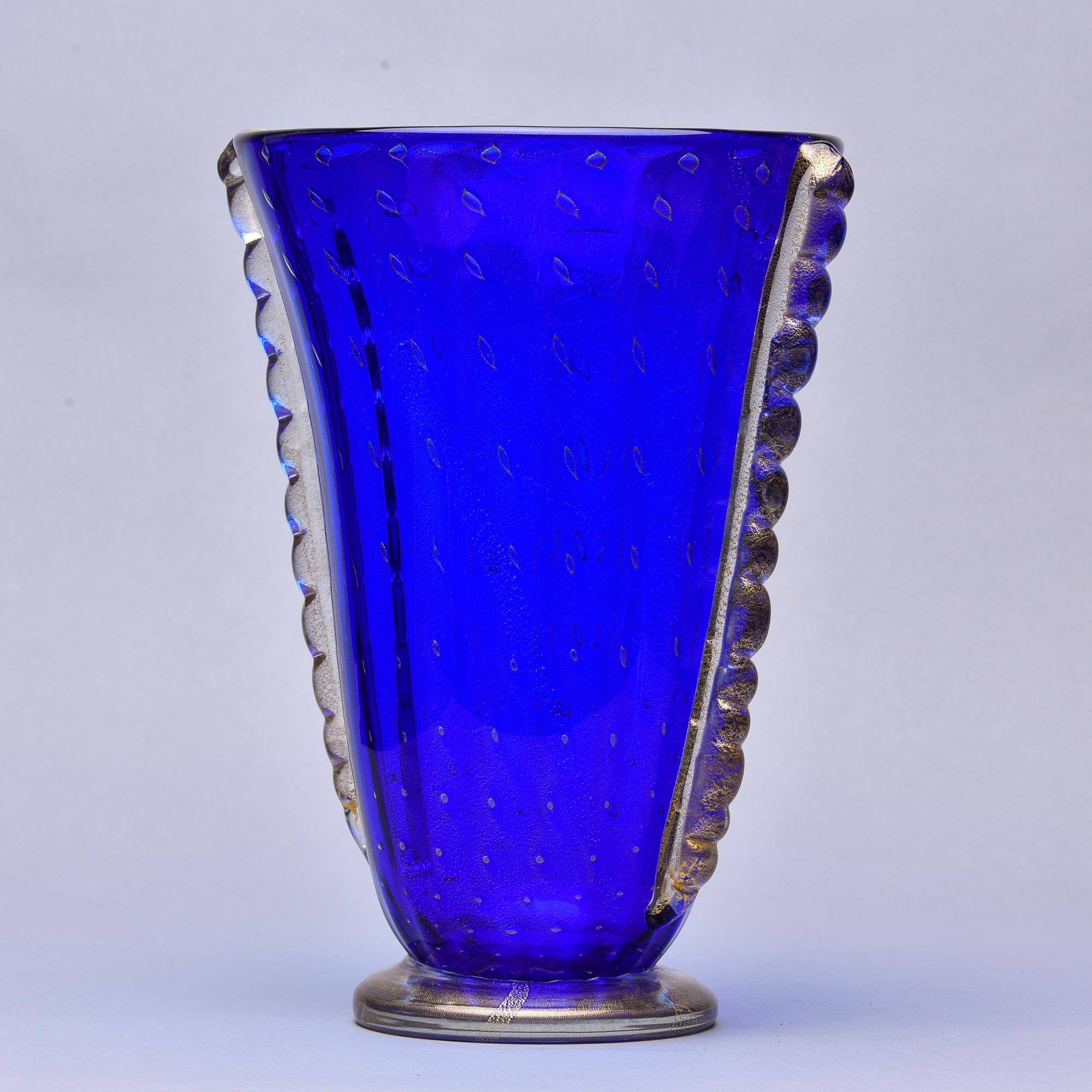 Mid-Century Modern Vase Barovier en verre de Murano bleu avec inclusions d'or et embouts latéraux transparents  en vente