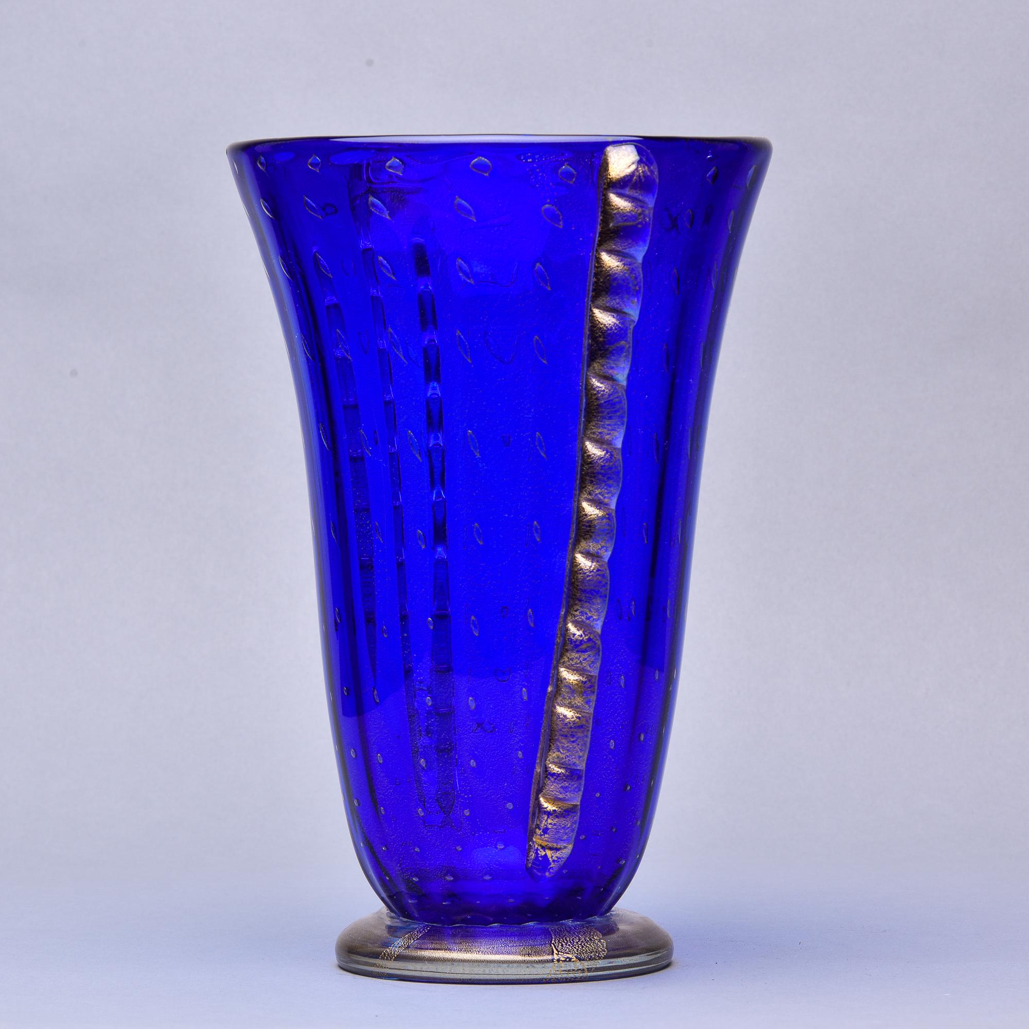 italien Vase Barovier en verre de Murano bleu avec inclusions d'or et embouts latéraux transparents  en vente