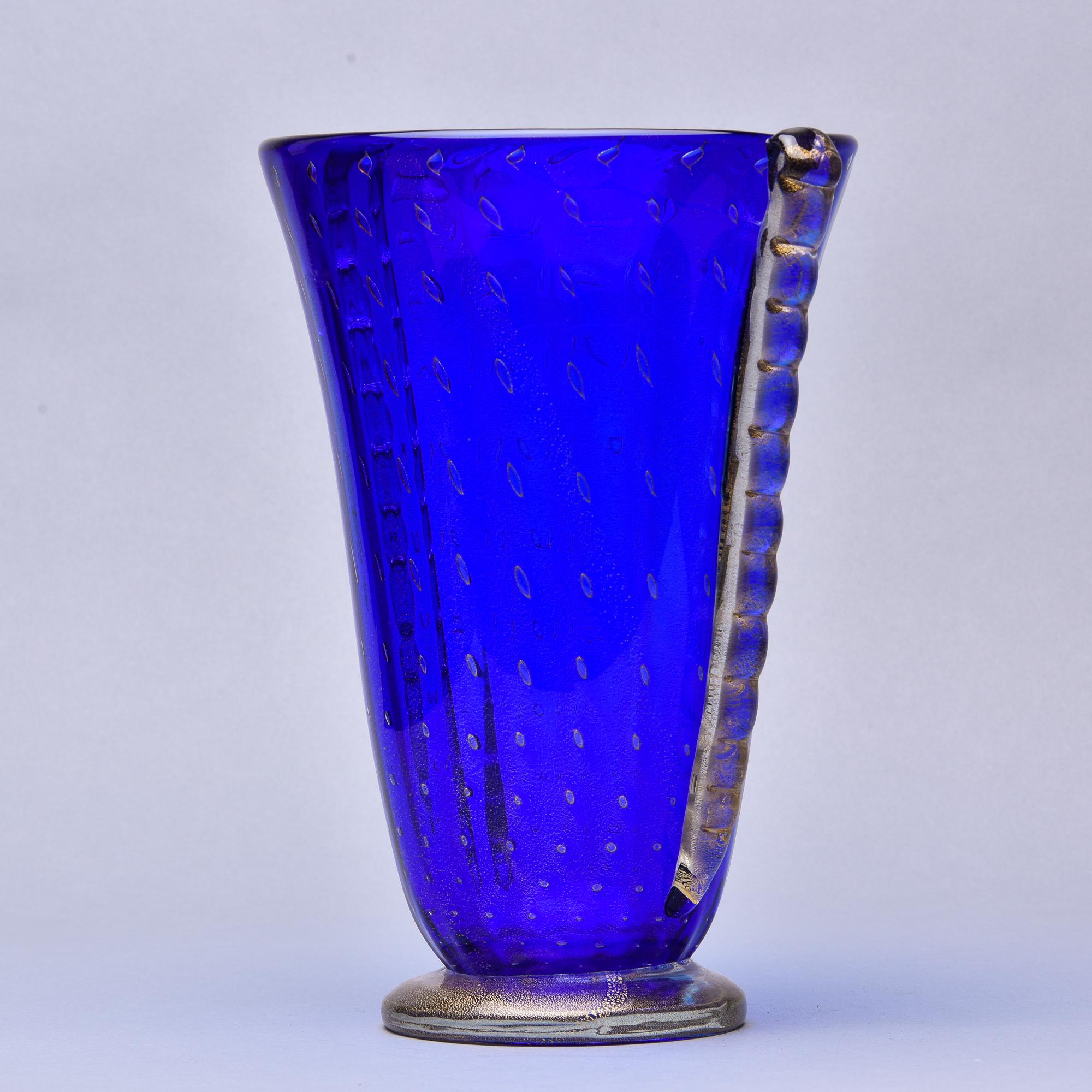 Verre de Murano Vase Barovier en verre de Murano bleu avec inclusions d'or et embouts latéraux transparents  en vente