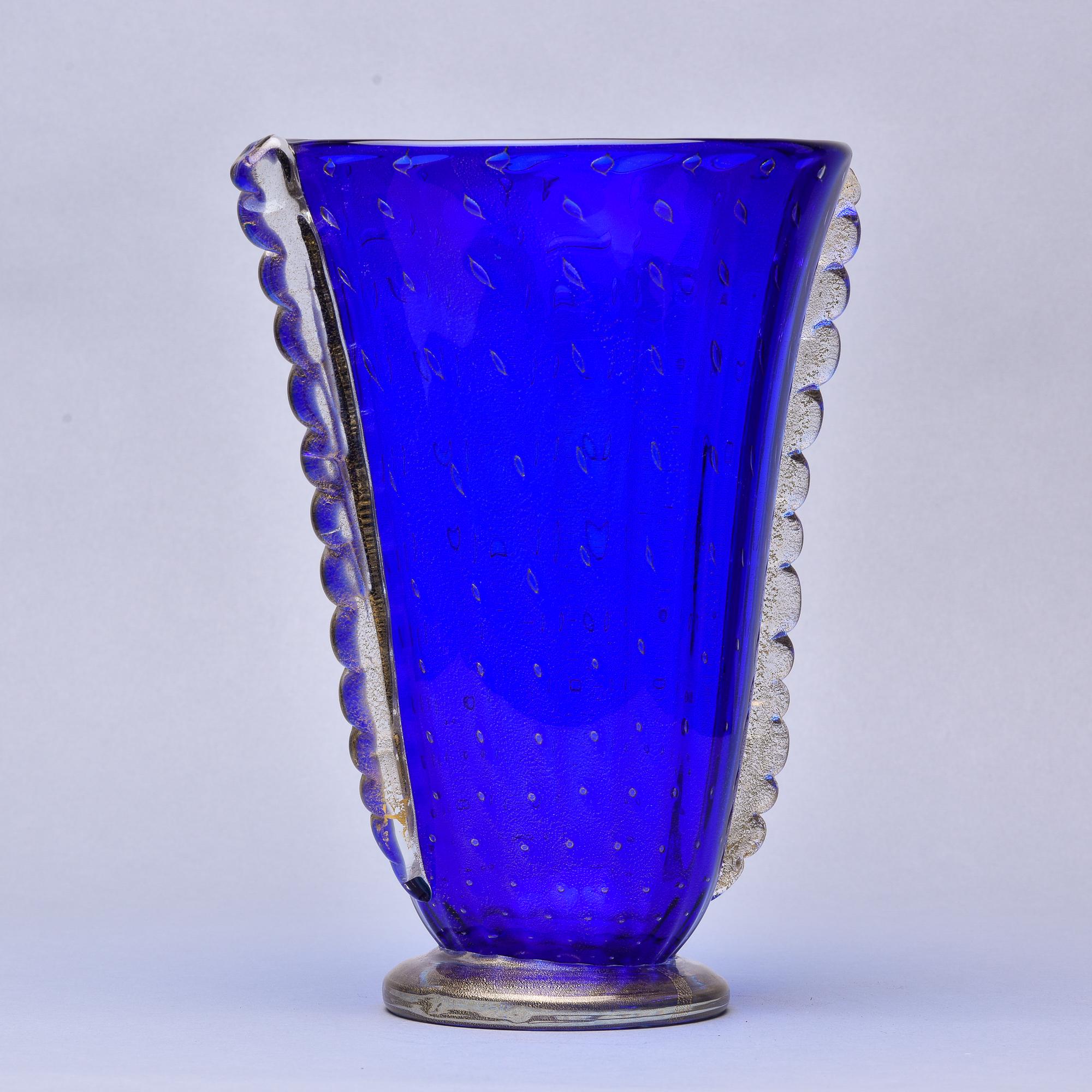 Vase Barovier en verre de Murano bleu avec inclusions d'or et embouts latéraux transparents  en vente 2