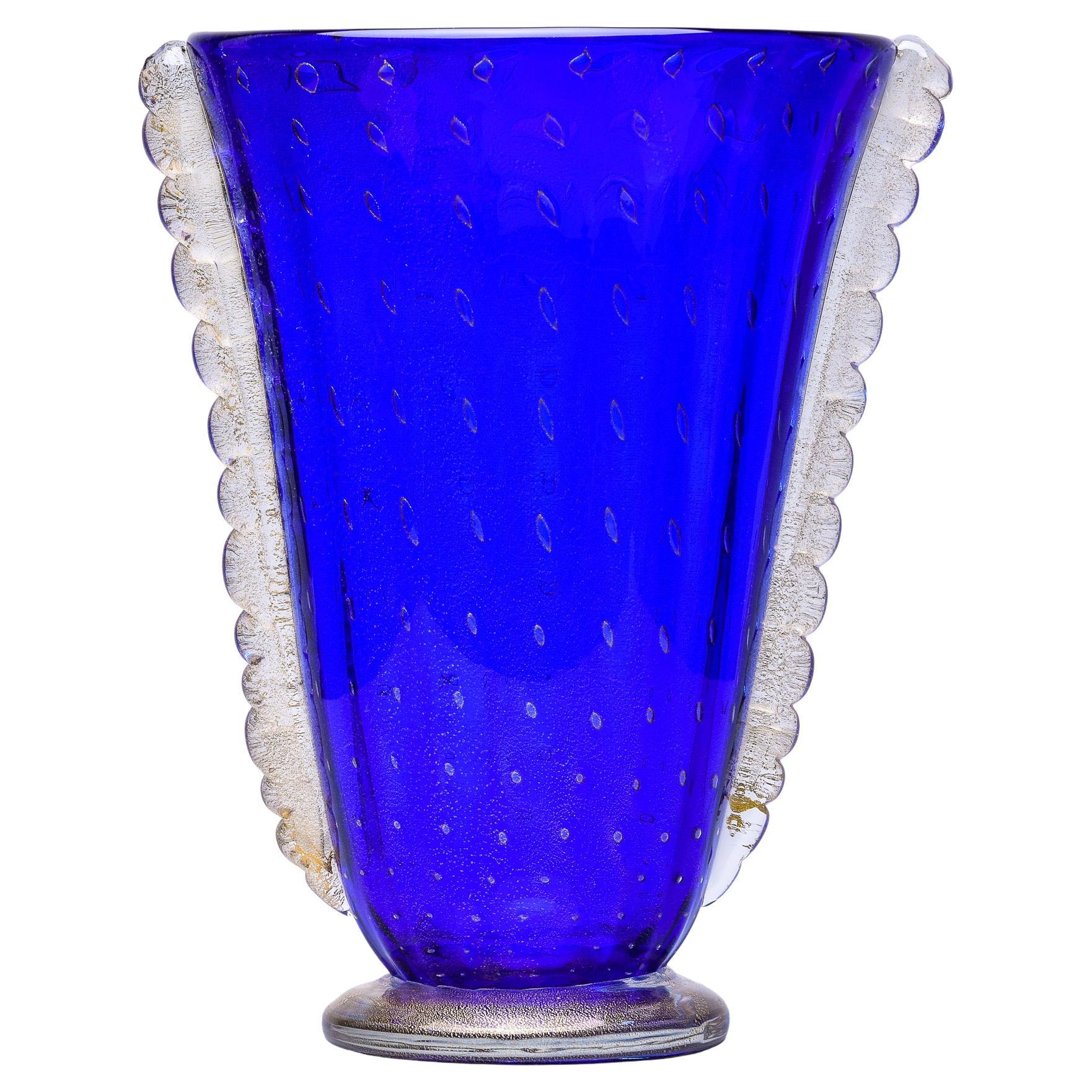 Vase Barovier en verre de Murano bleu avec inclusions d'or et embouts latéraux transparents 