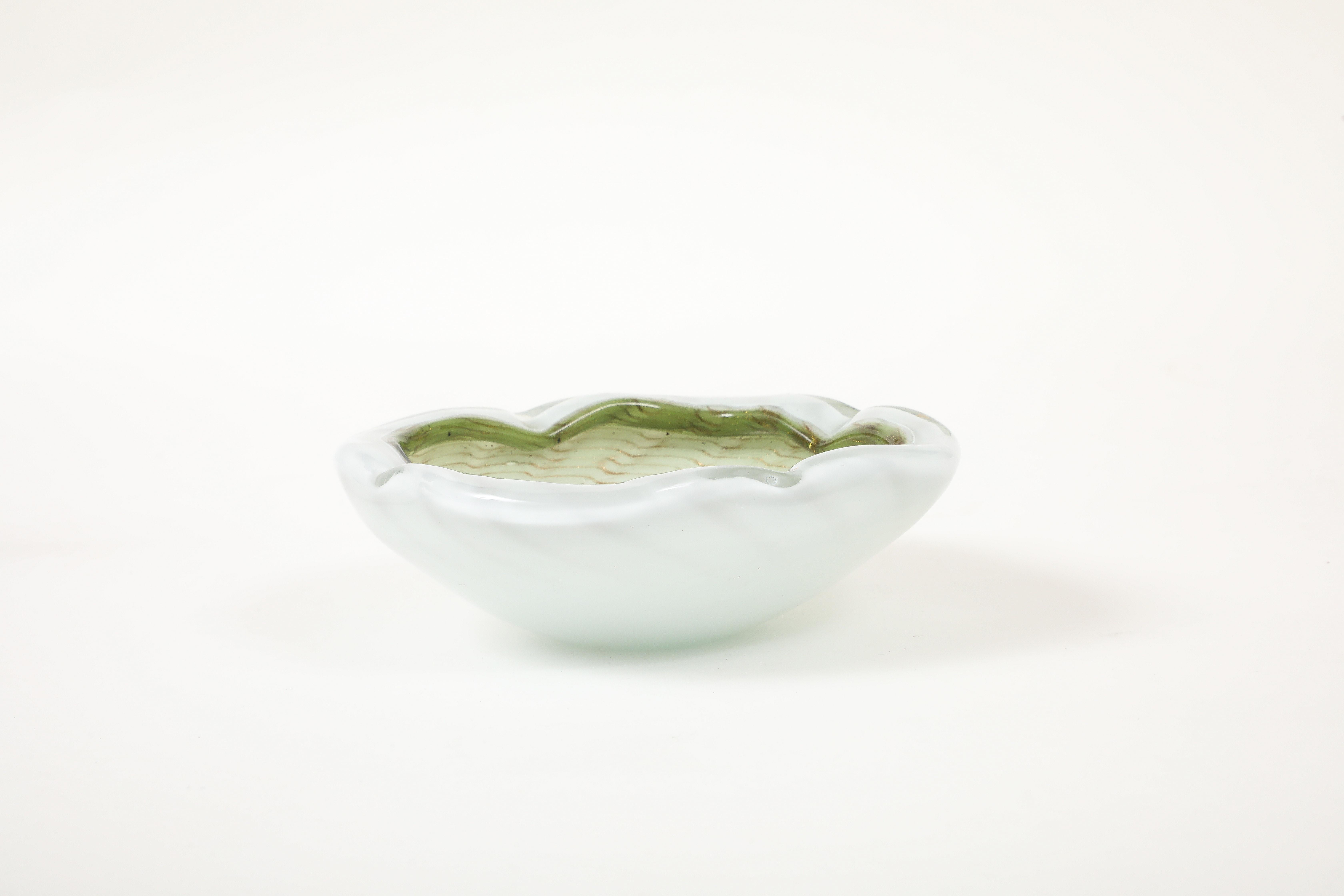 Schickes weißes Murano-Glasgefäß mit goldfarbenen Einschlüssen im Inneren. Ideal als Schreibtisch-Accessoire oder Seifenschale.