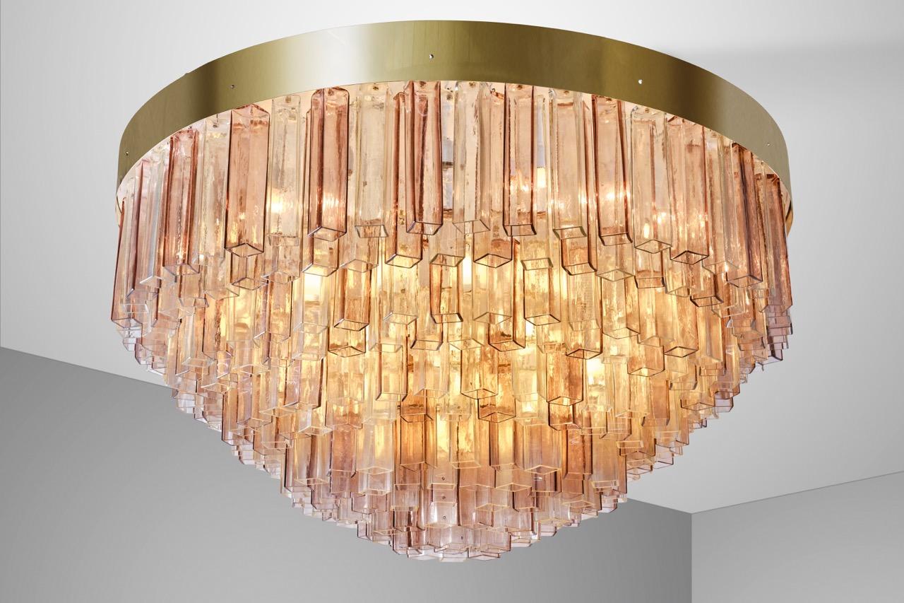 This stunning and impressive chandelier by Barovier & Toso dating from the 50s features superb Murano coloured glass.
On daytime its violet and clear Murano glass convey a unique feeling of lightness, once turned it on the lights diffuse beautifully