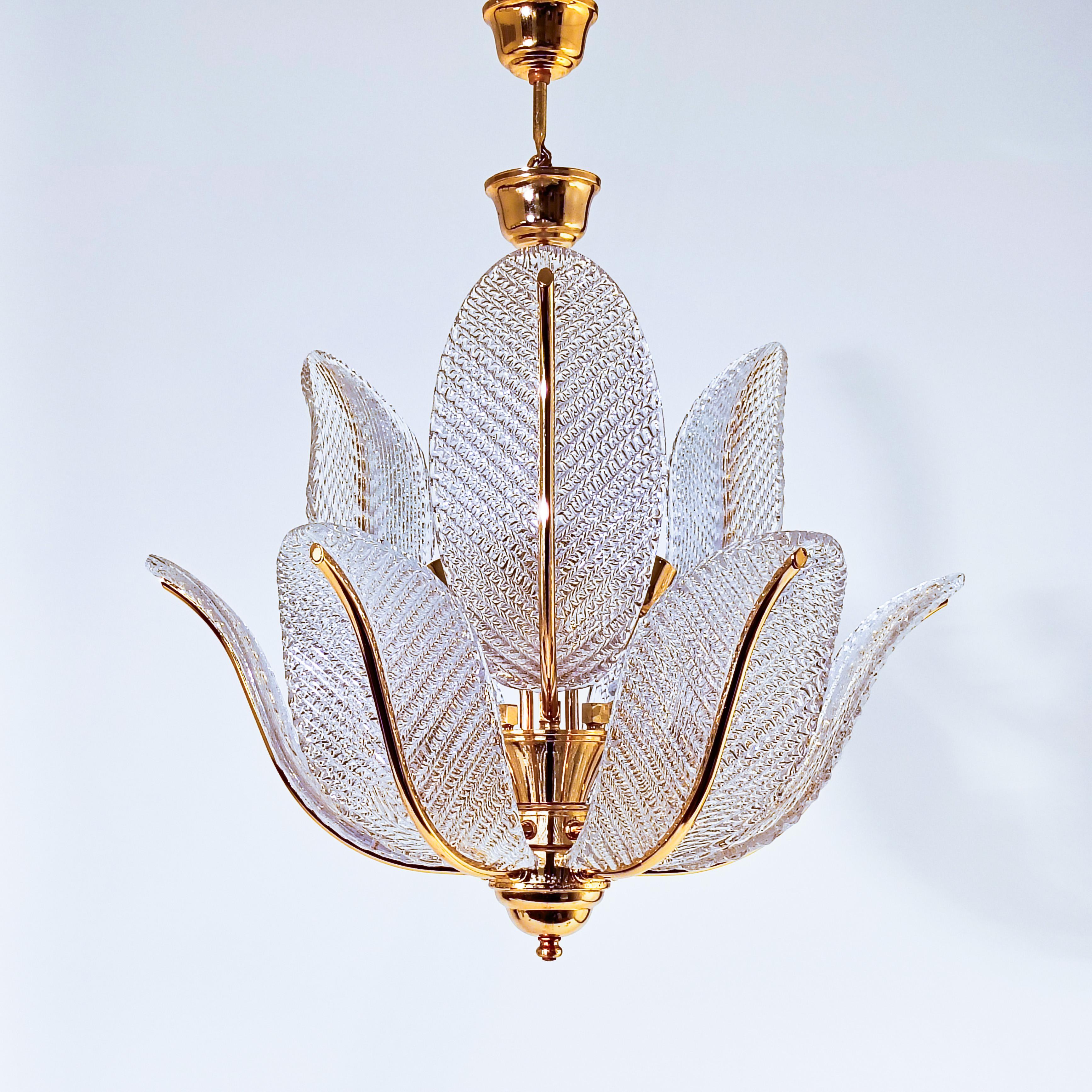Lampadario in vetro di Murano attribuito a Barovier&Toso, Italia, anni Ottanta. Lampadario a forma di palma formato da 9 pezzi di vetro di Murano lavorato a mano a forma di foglia e fissato a una struttura in ottone e acciaio cromato oro. Ciascuna