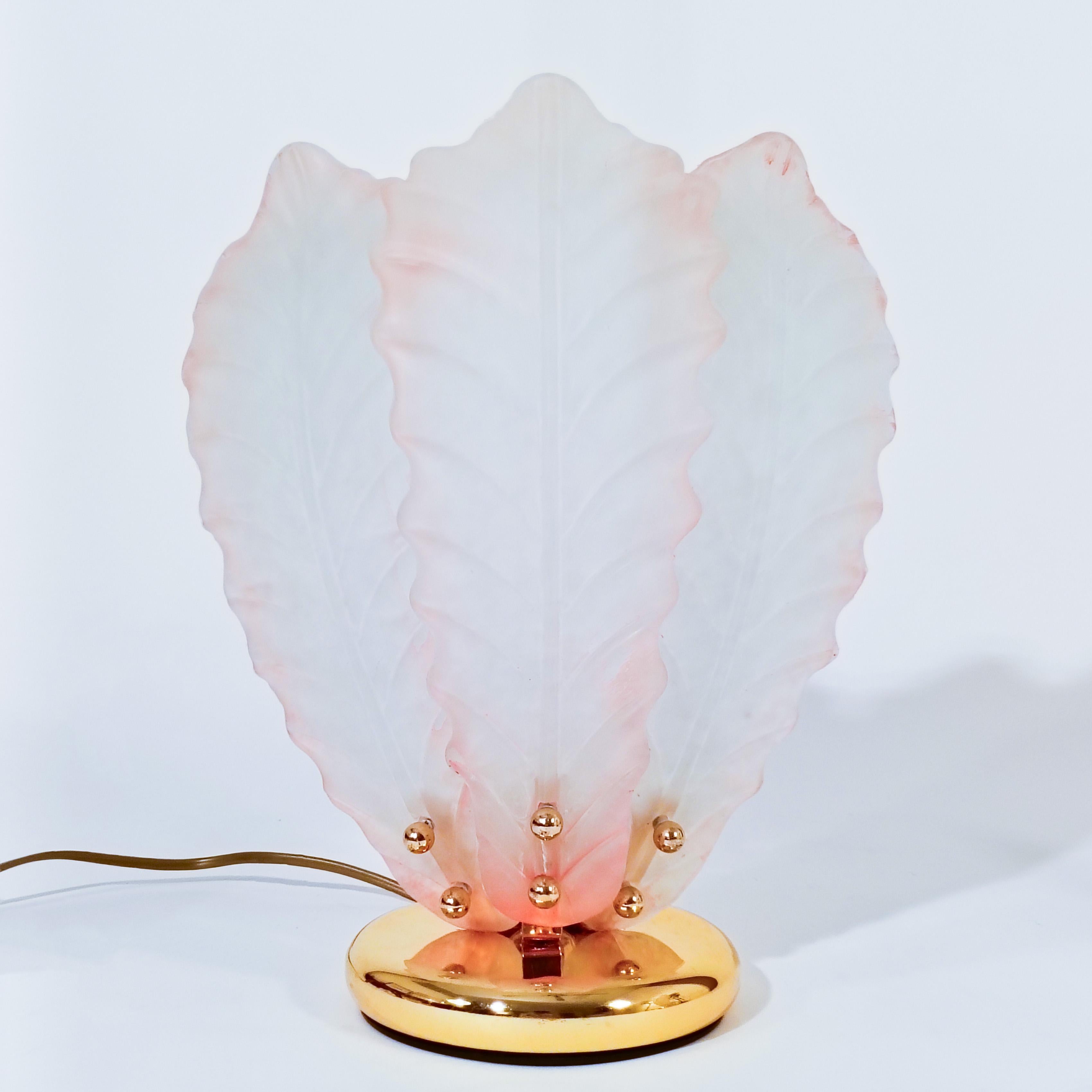 Lampes de table en verre de Murano par Barovier&Toso, Italie, années 1980. Feuilles texturées en verre de Murano faites à la main, dans des tons translucides et rose pâle, avec une finition mate. Chaque lampe est composée de trois pièces en verre de