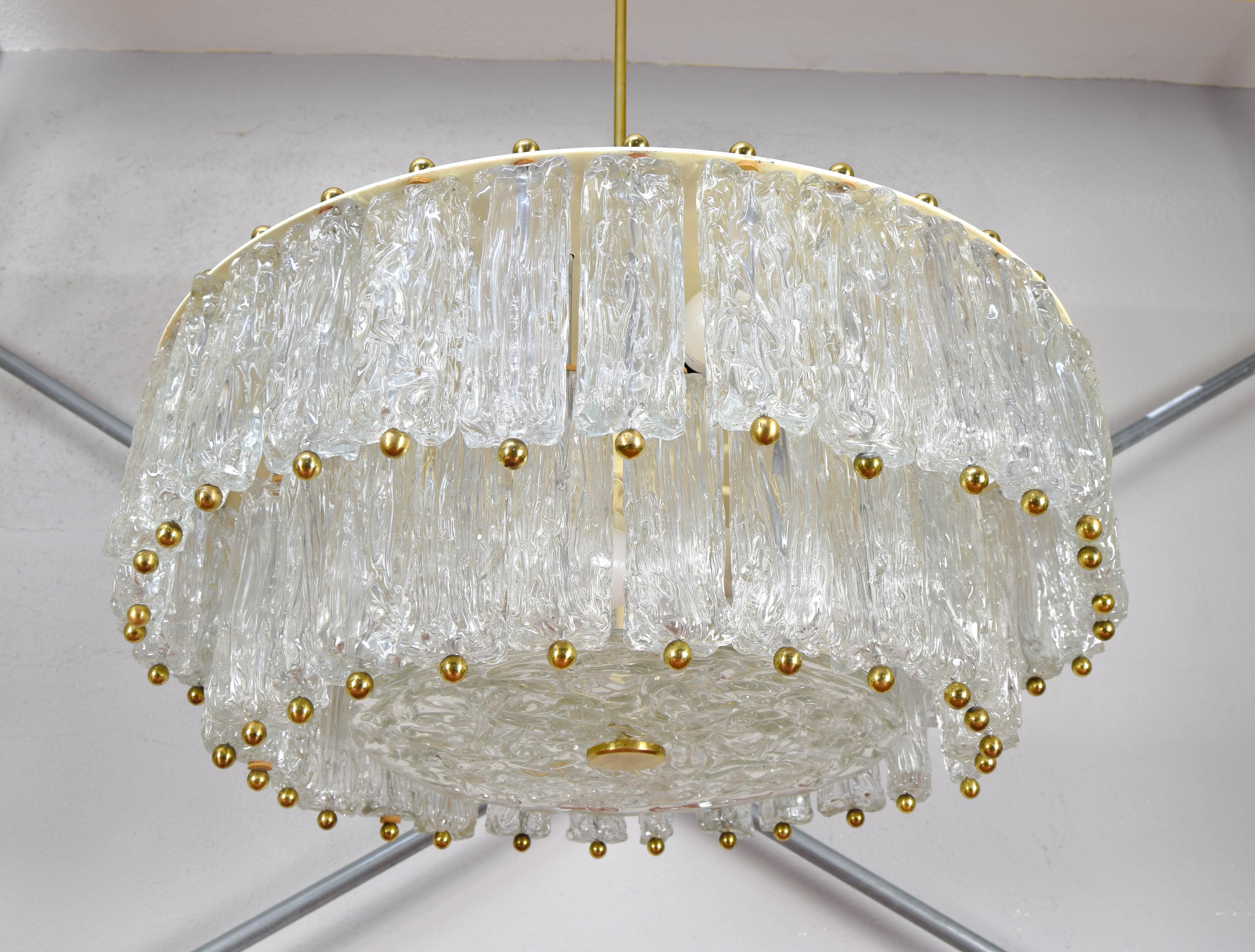 Spectacular piece. Almost impossible to see again.
Large chandelier by Barovier&Toso designed in the late 1950s and manufactured in Italy.
This impressive lamp is composed of a central lacquered steel disc from which two levels of hand-blown Murano