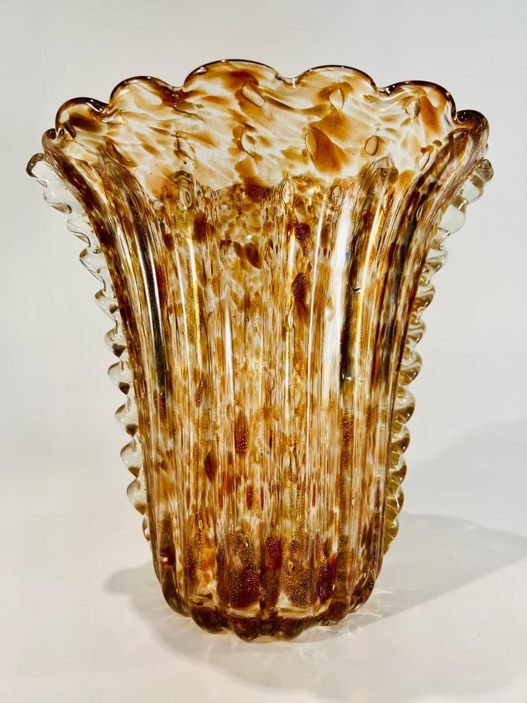Barovier&Toso Murano Glass amber vase circa 1950 with applied class. For Sale 1