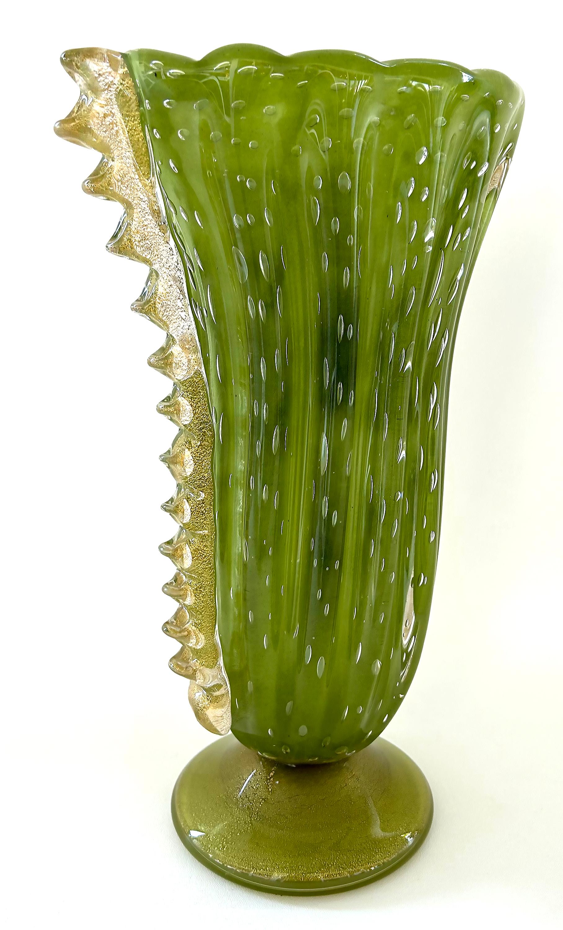 Barovier&Toso Murano Glass Bullicante Green Vase, Gold Infused Fins, Italy 

Offered for sale is a large green 1930s Art Deco Barovier&Toso Murano glass with bullicante, controlled elongated bubbles, and gold inclusions. The gold inclusions run